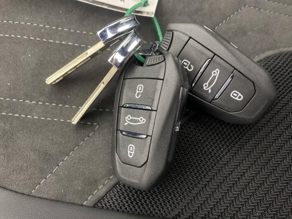 Vente en ligne Peugeot 308  PureTech 130ch EAT8 au prix de 32 990 €