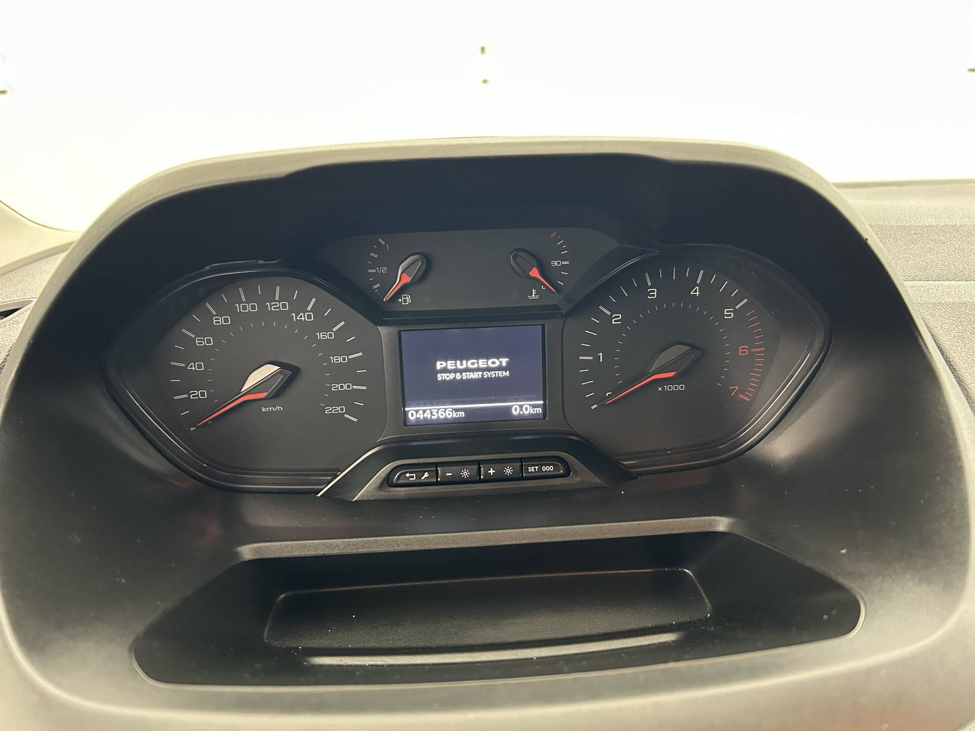 Vente en ligne Peugeot Partner Fourgon  STANDARD 650 KG BLUEHDI 100 S&S BVM5 au prix de 14 890 €