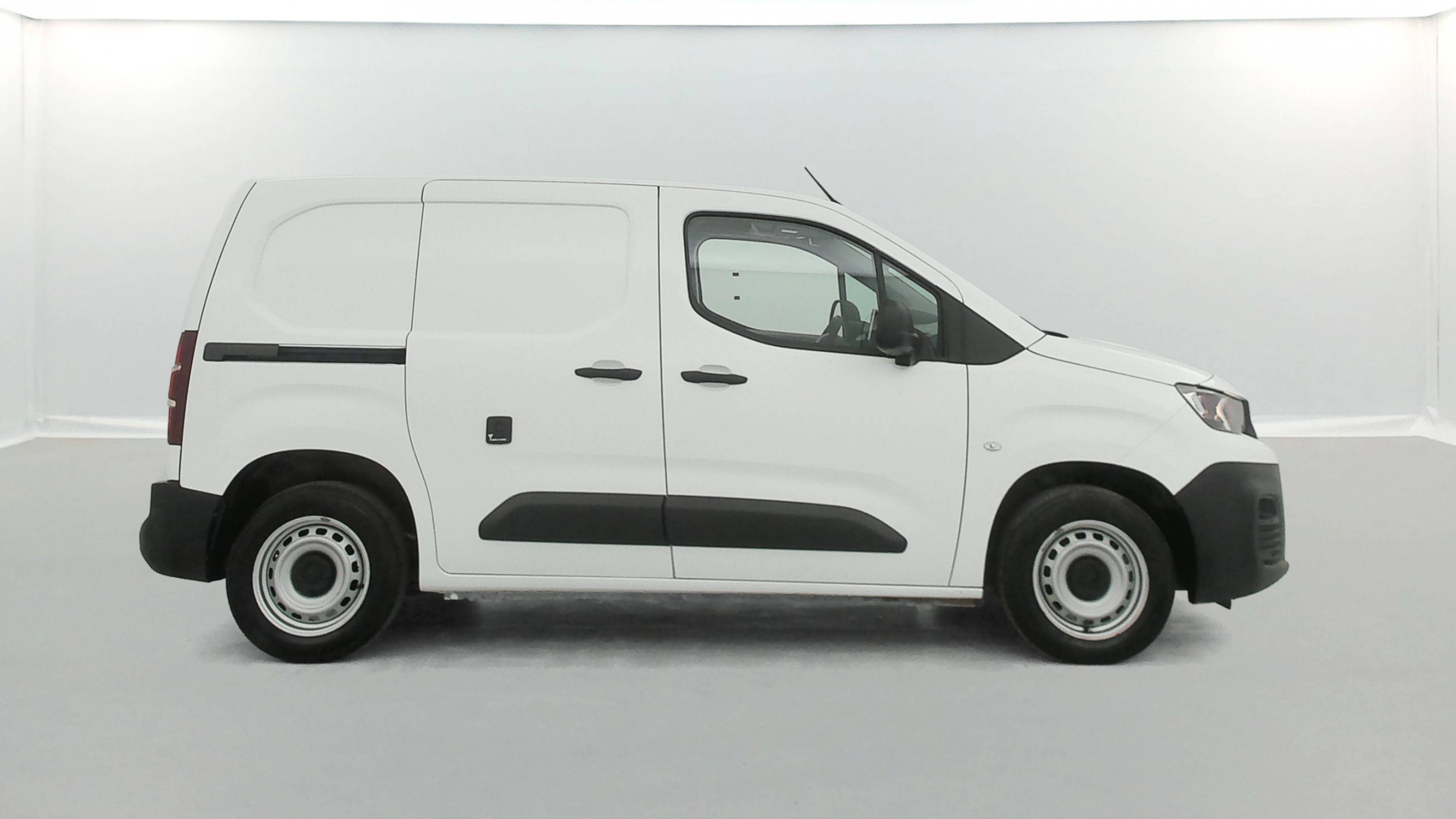 Vente en ligne Peugeot Partner Fourgon  STANDARD 650 KG BLUEHDI 100 S&S BVM5 au prix de 14 890 €