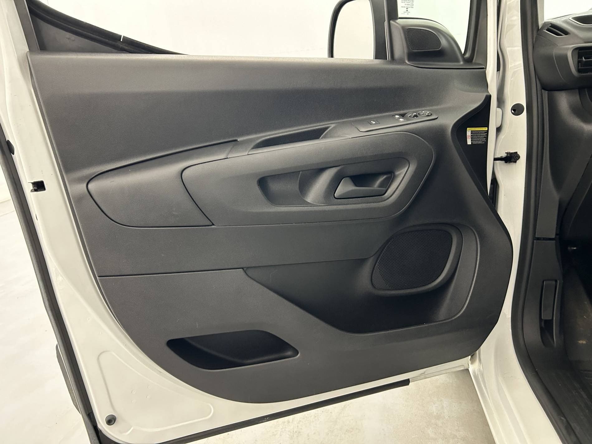 Vente en ligne Peugeot Partner Fourgon  STANDARD 650 KG BLUEHDI 100 S&S BVM5 au prix de 14 890 €