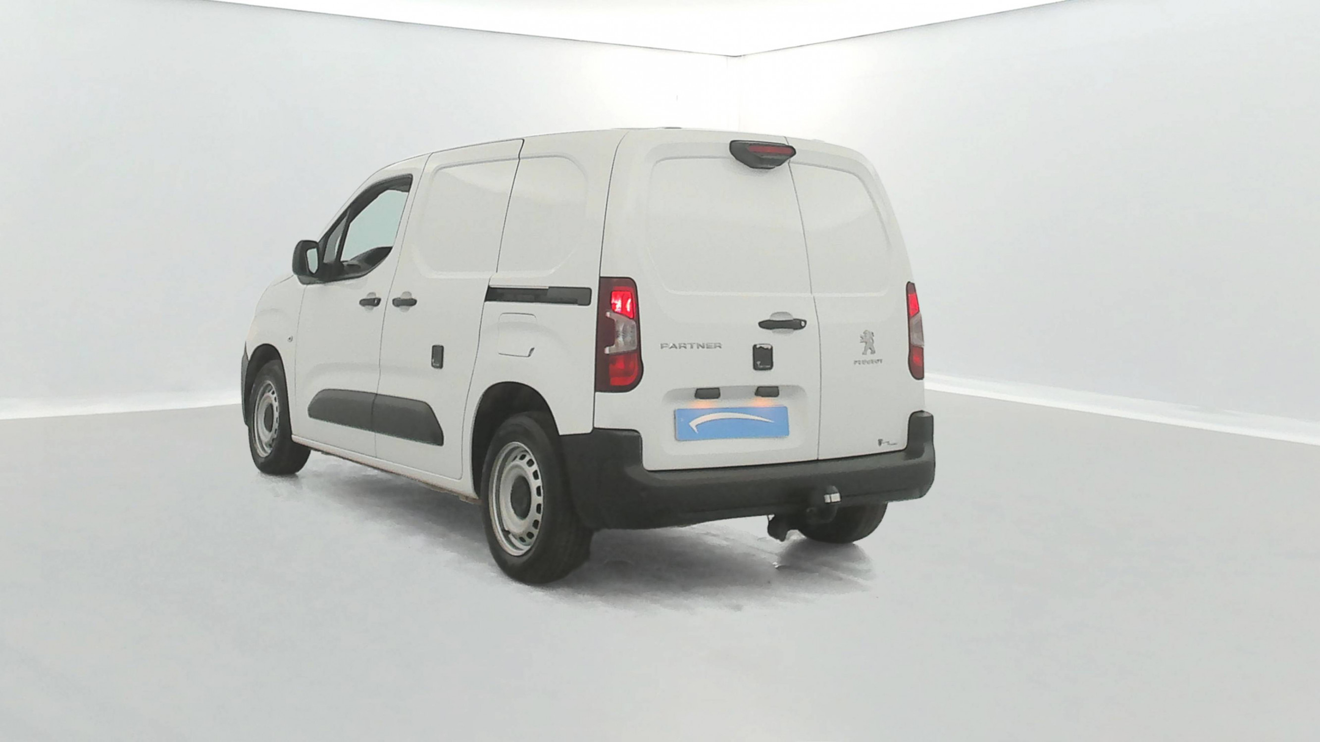 Vente en ligne Peugeot Partner Fourgon  STANDARD 650 KG BLUEHDI 100 S&S BVM5 au prix de 14 890 €