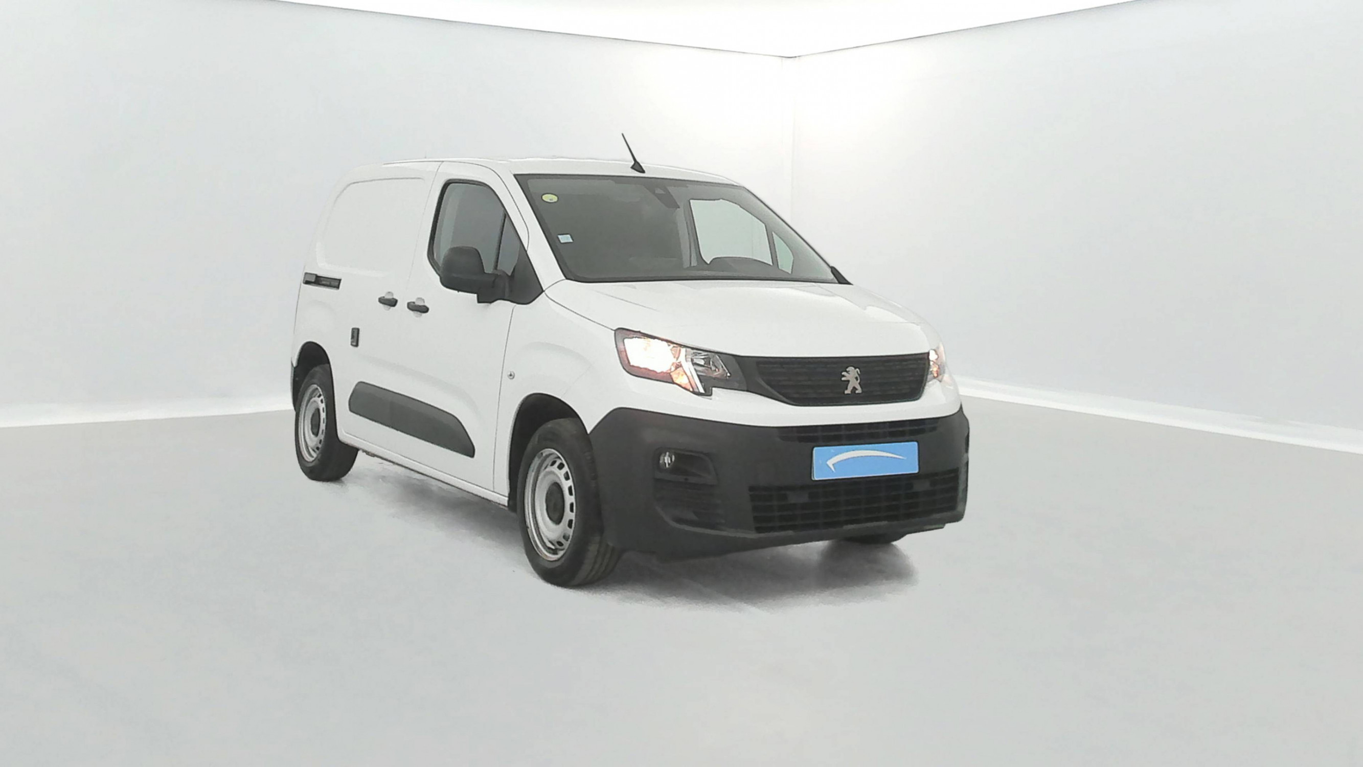 Vente en ligne Peugeot Partner Fourgon  STANDARD 650 KG BLUEHDI 100 S&S BVM5 au prix de 14 890 €
