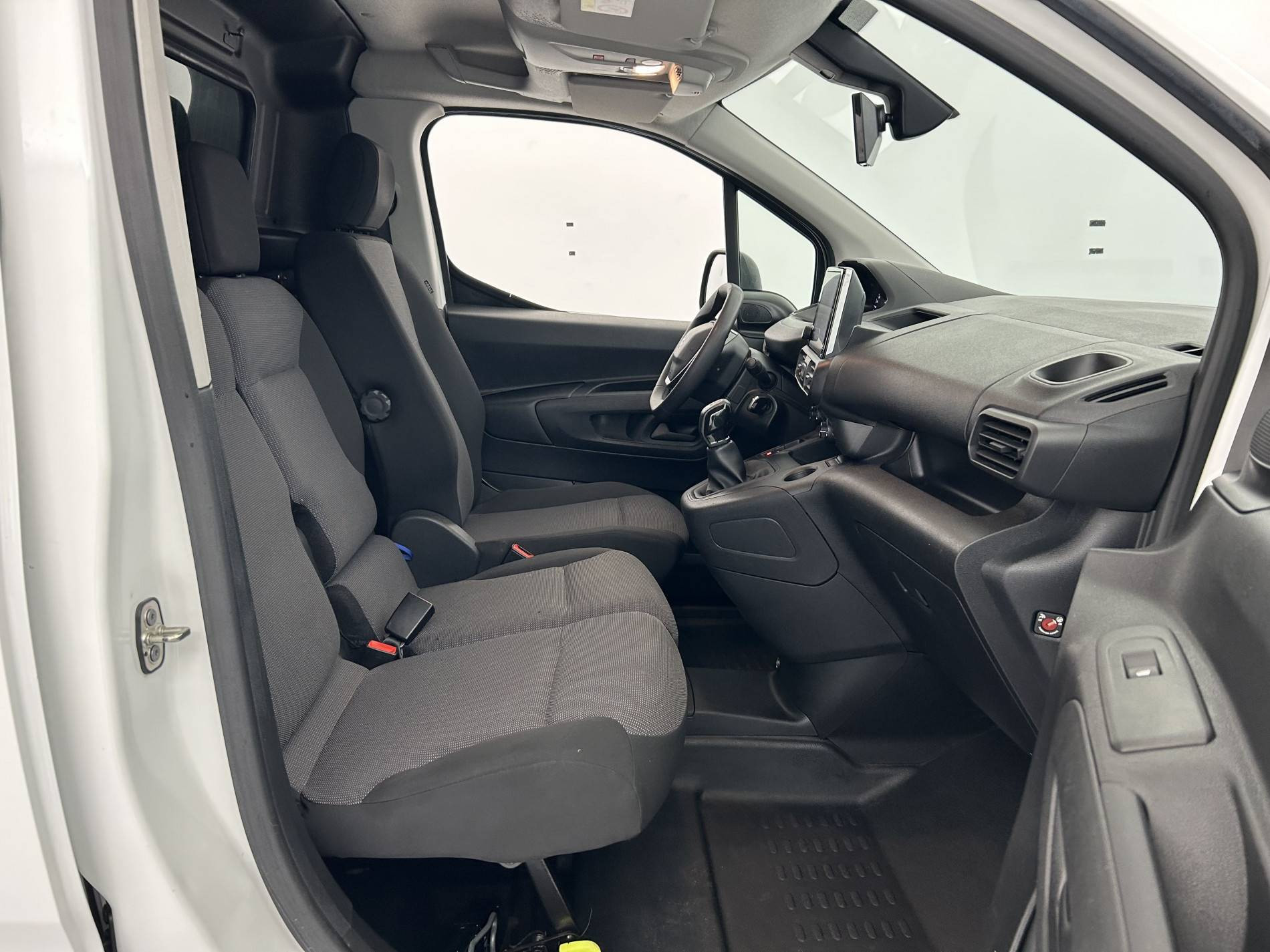 Vente en ligne Peugeot Partner Fourgon  STANDARD 650 KG BLUEHDI 100 S&S BVM5 au prix de 14 890 €