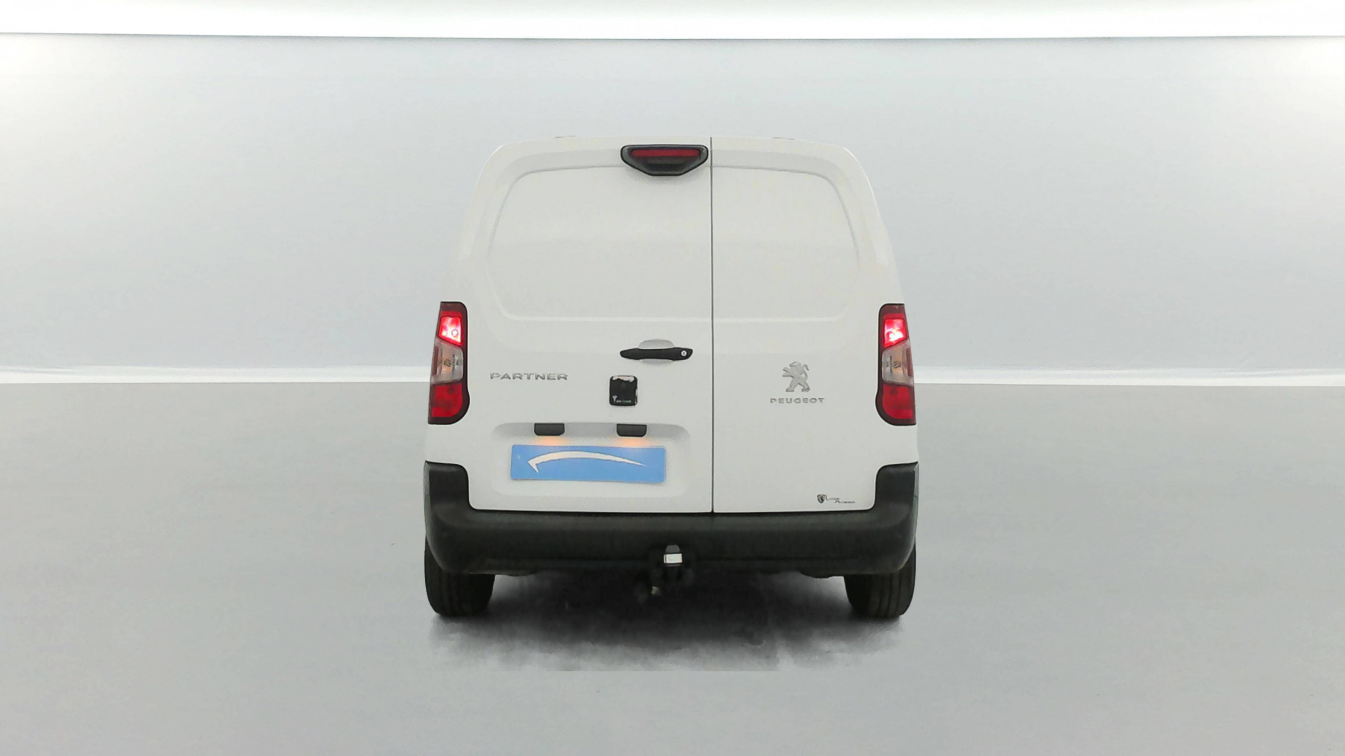 Vente en ligne Peugeot Partner Fourgon  STANDARD 650 KG BLUEHDI 100 S&S BVM5 au prix de 14 890 €