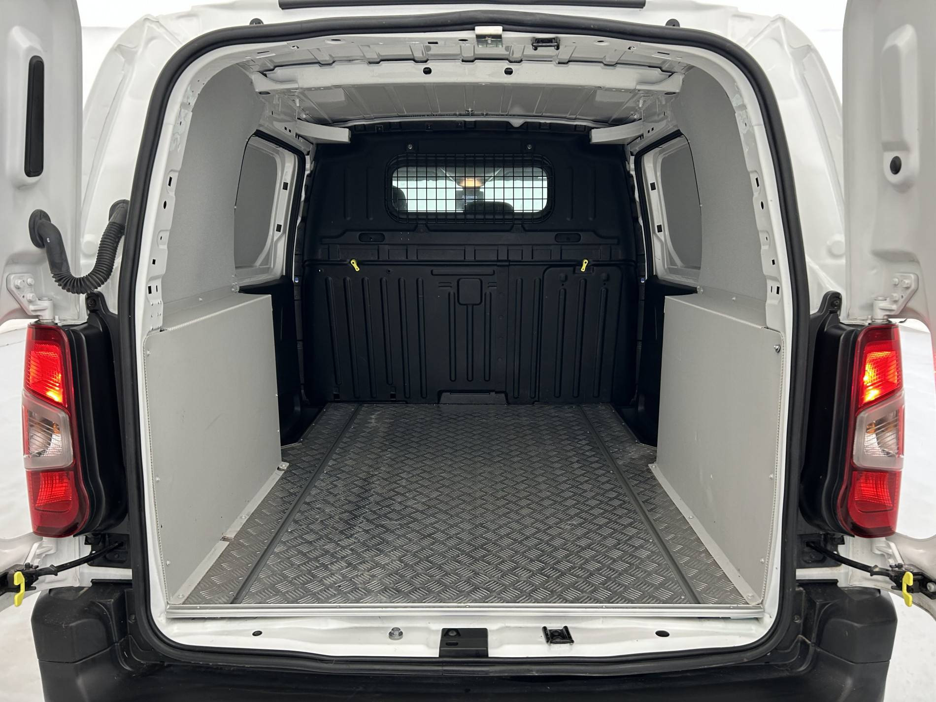 Vente en ligne Peugeot Partner Fourgon  STANDARD 650 KG BLUEHDI 100 S&S BVM5 au prix de 14 890 €