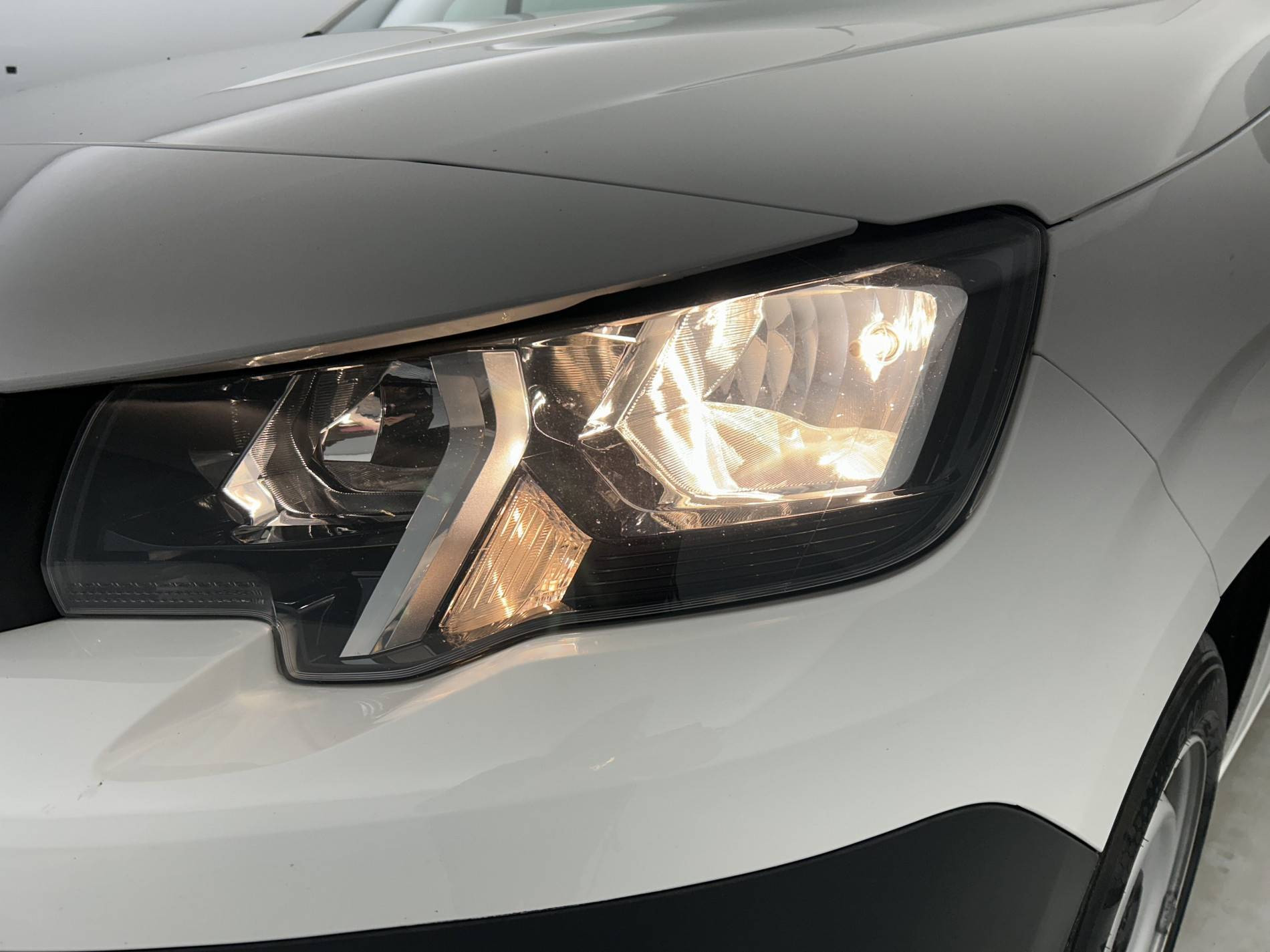 Vente en ligne Peugeot Partner Fourgon  STANDARD 650 KG BLUEHDI 100 S&S BVM5 au prix de 14 890 €