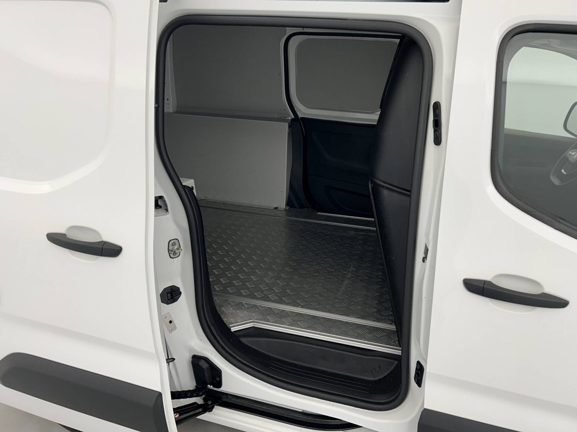 Vente en ligne Peugeot Partner Fourgon  STANDARD 650 KG BLUEHDI 100 S&S BVM5 au prix de 14 890 €