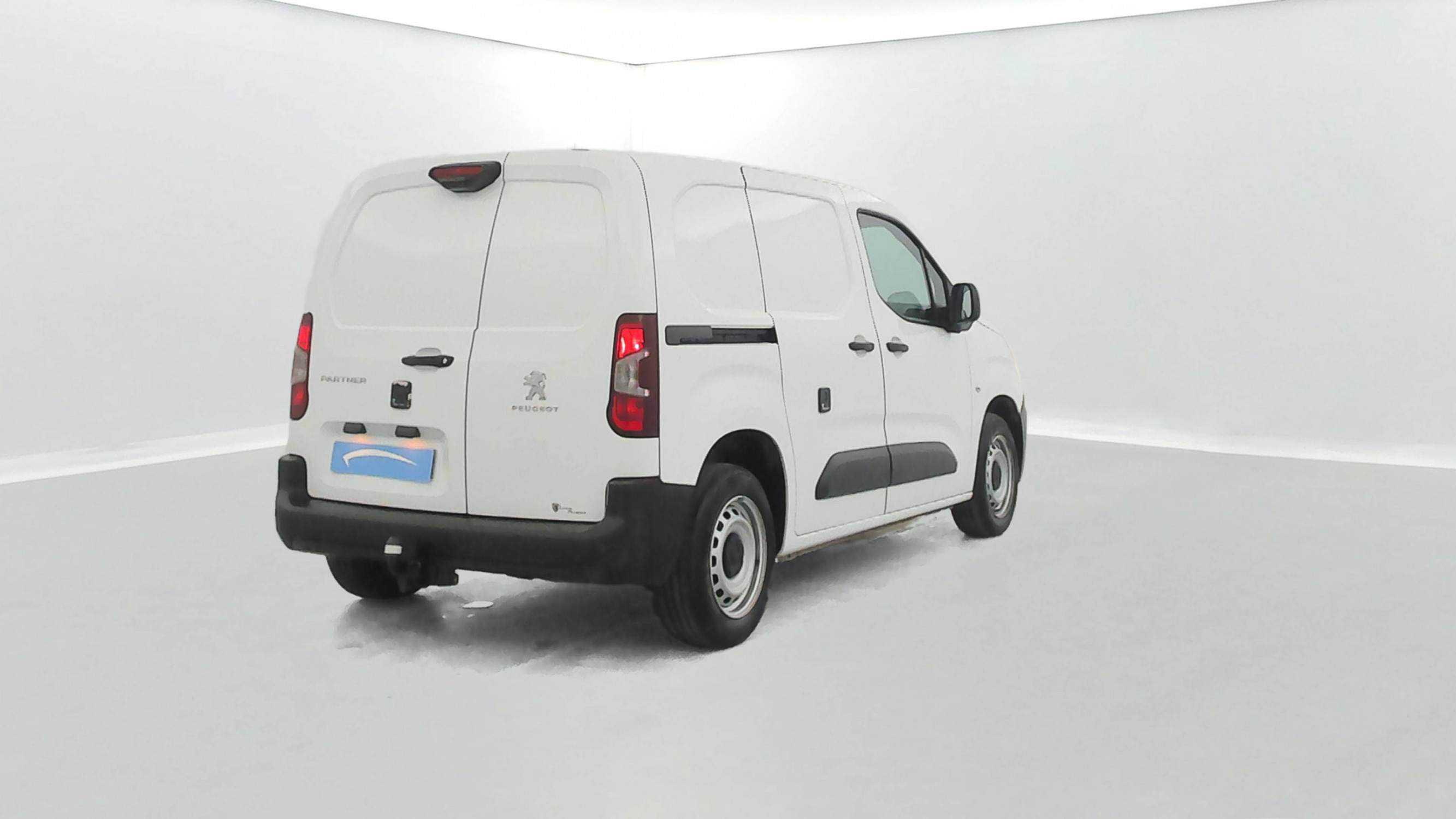 Vente en ligne Peugeot Partner Fourgon  STANDARD 650 KG BLUEHDI 100 S&S BVM5 au prix de 14 890 €