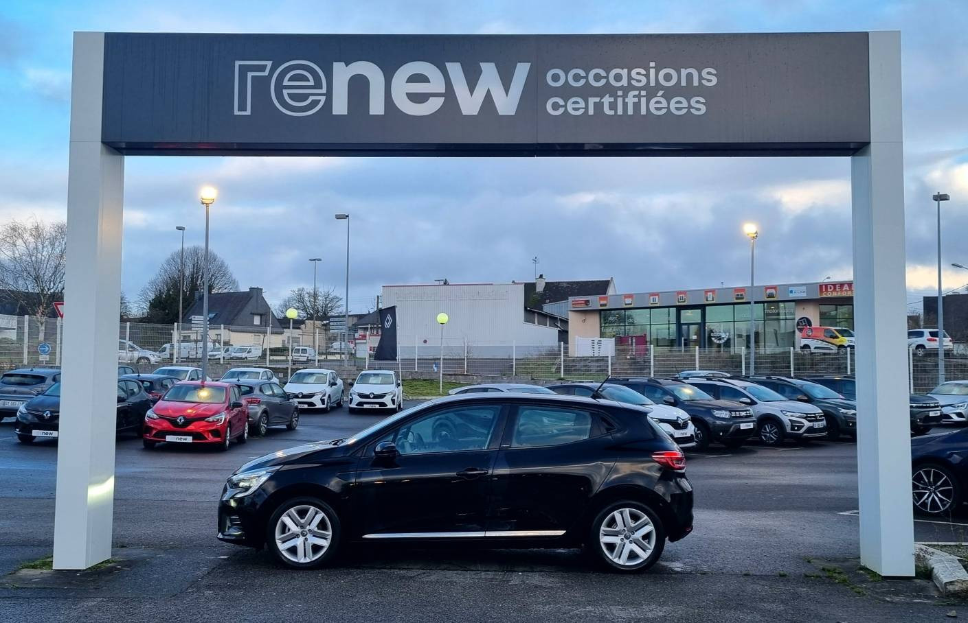 Vente en ligne Renault Clio 5 Clio E-Tech 140 au prix de 15 990 €