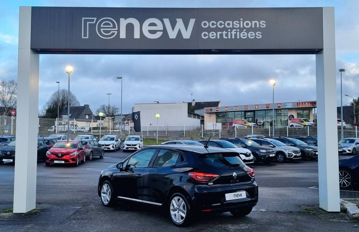 Vente en ligne Renault Clio 5 Clio E-Tech 140 au prix de 15 990 €
