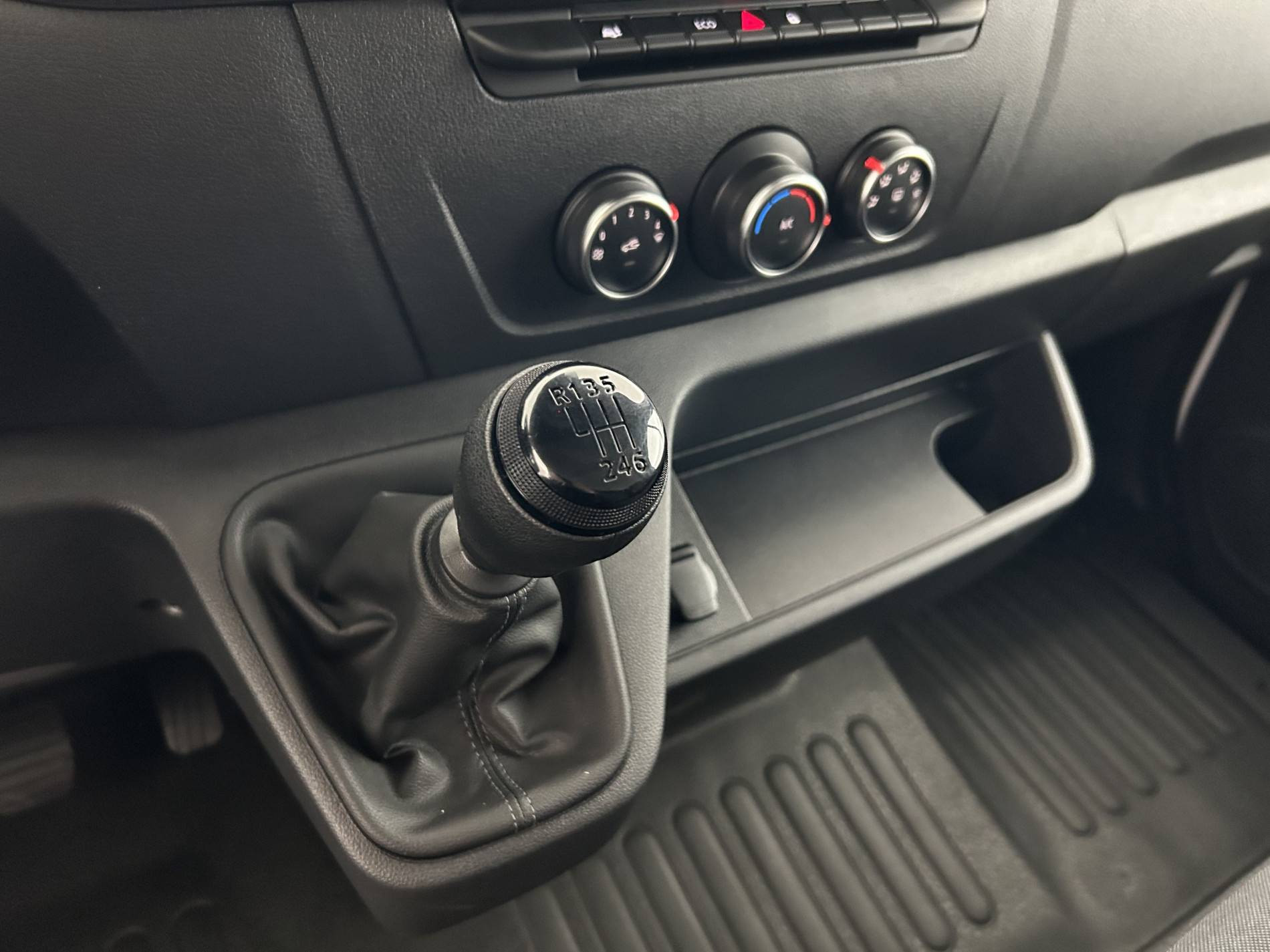 Vente en ligne Renault Master Fourgon MASTER FGN TRAC F3500 L2H2 BLUE DCI 135 au prix de 26 990 €