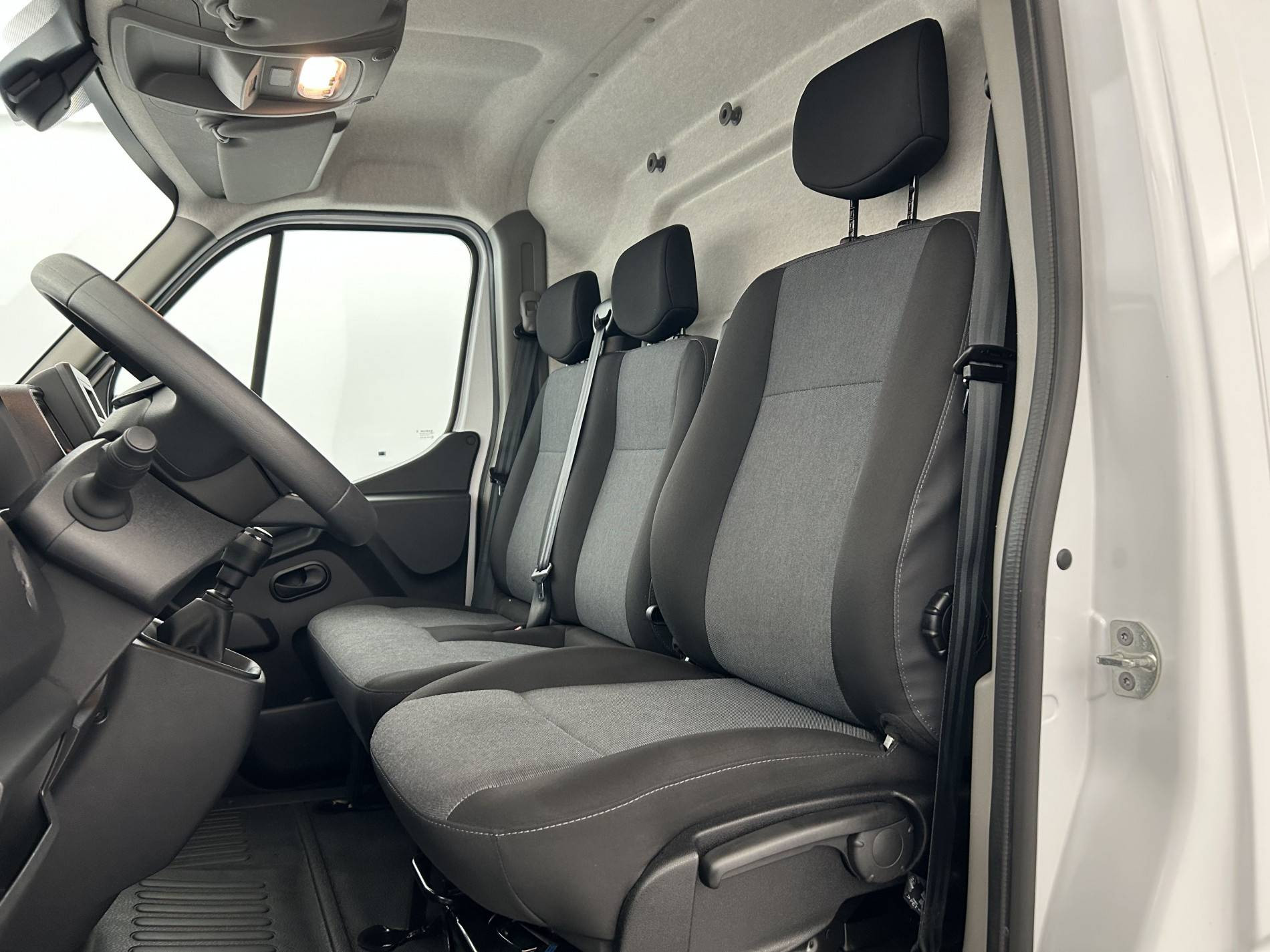 Vente en ligne Renault Master Fourgon MASTER FGN TRAC F3500 L2H2 BLUE DCI 135 au prix de 26 990 €