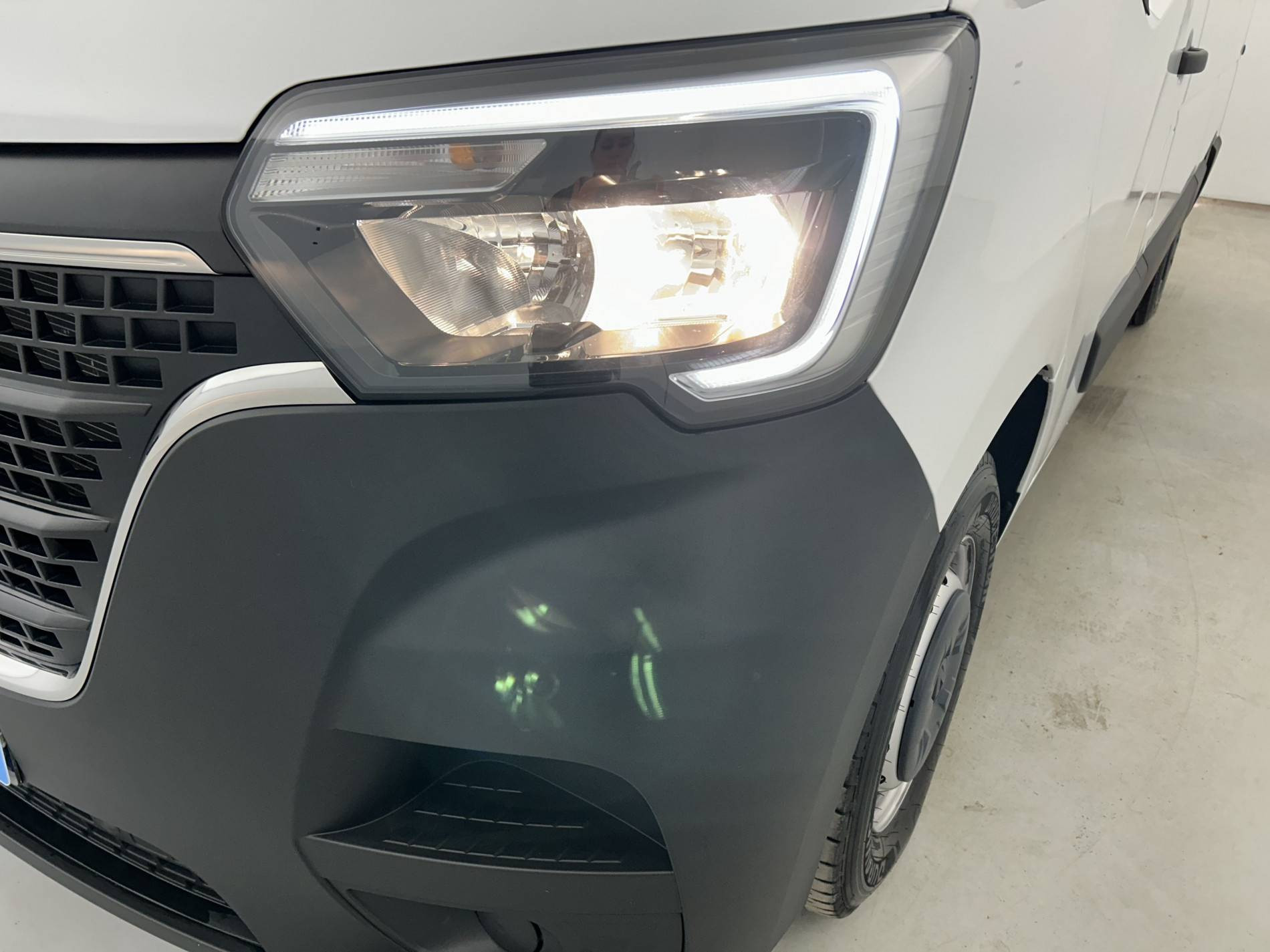 Vente en ligne Renault Master Fourgon MASTER FGN TRAC F3500 L2H2 BLUE DCI 135 au prix de 26 990 €