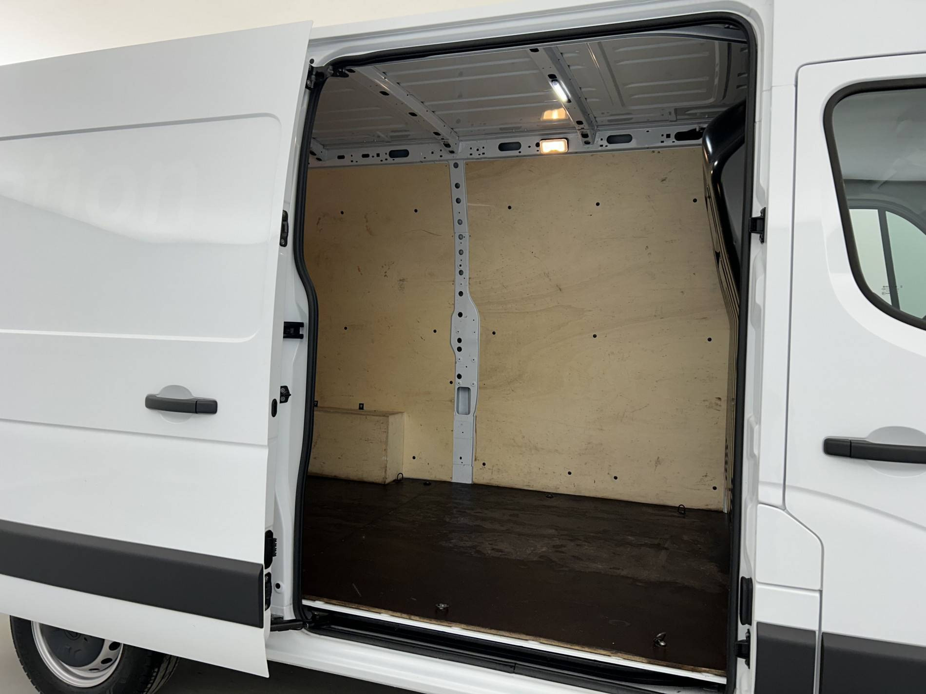 Vente en ligne Renault Master Fourgon MASTER FGN TRAC F3500 L2H2 BLUE DCI 135 au prix de 26 990 €