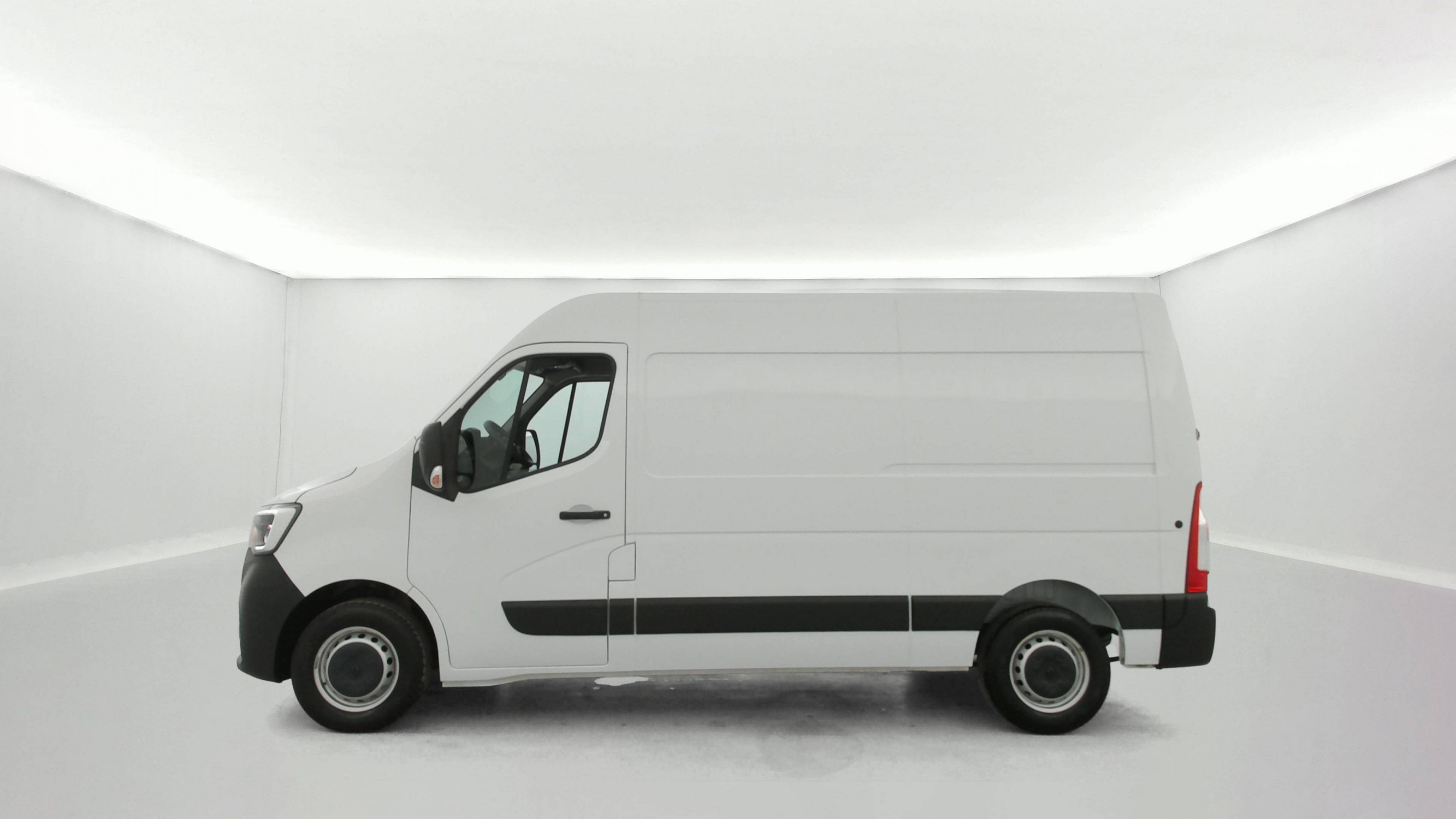 Vente en ligne Renault Master Fourgon MASTER FGN TRAC F3500 L2H2 BLUE DCI 135 au prix de 26 990 €