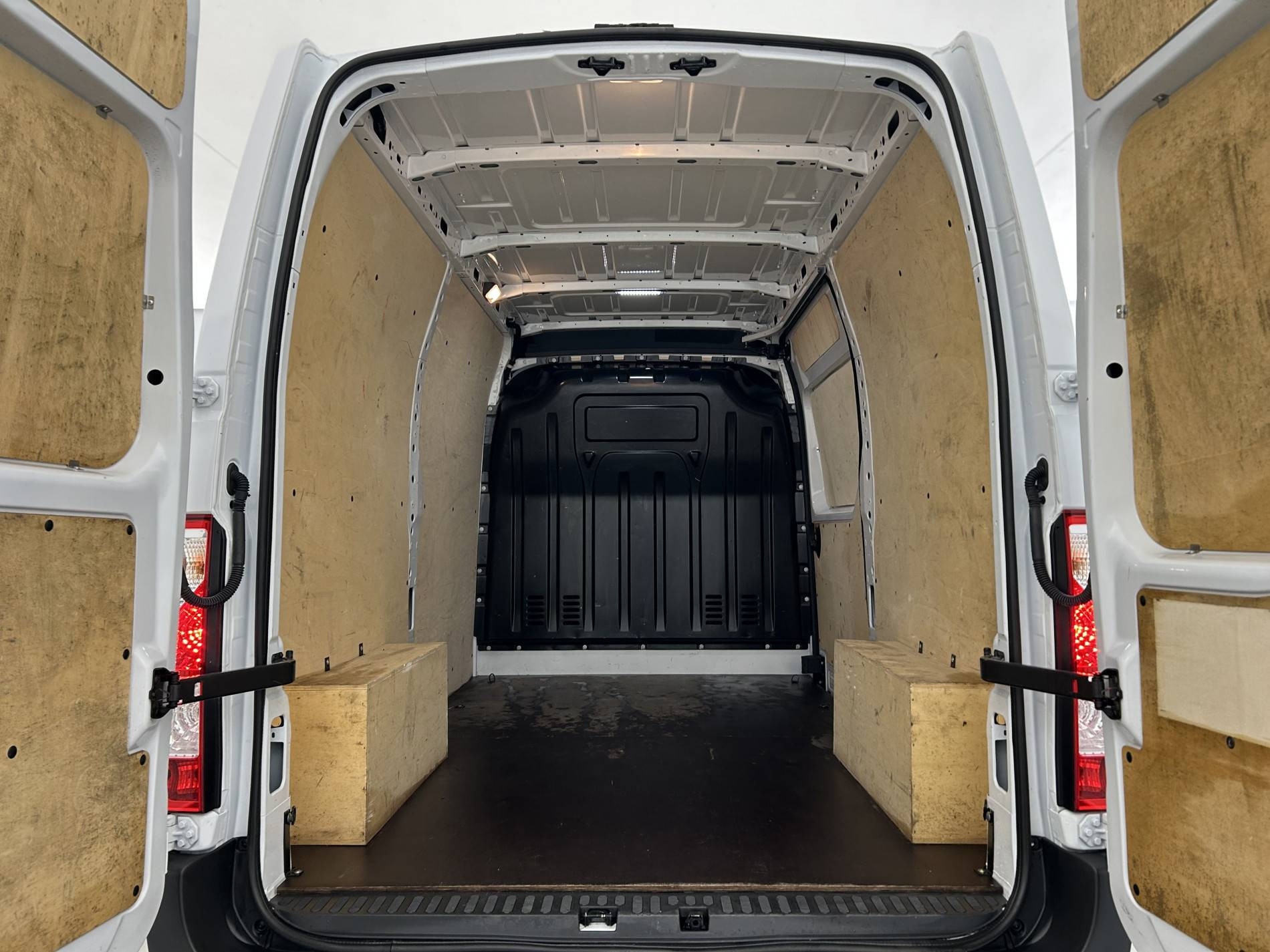 Vente en ligne Renault Master Fourgon MASTER FGN TRAC F3500 L2H2 BLUE DCI 135 au prix de 26 990 €