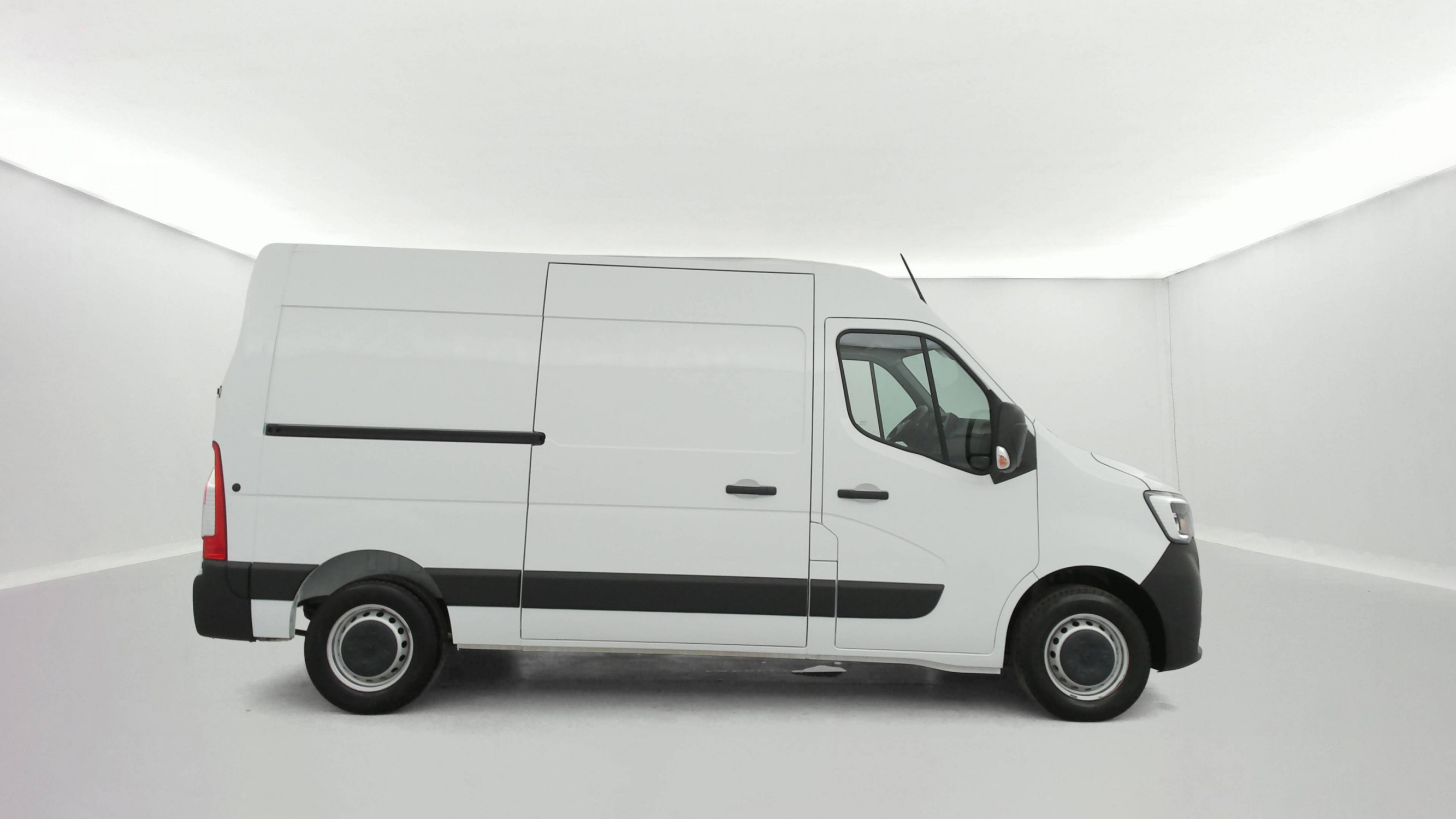 Vente en ligne Renault Master Fourgon MASTER FGN TRAC F3500 L2H2 BLUE DCI 135 au prix de 26 990 €
