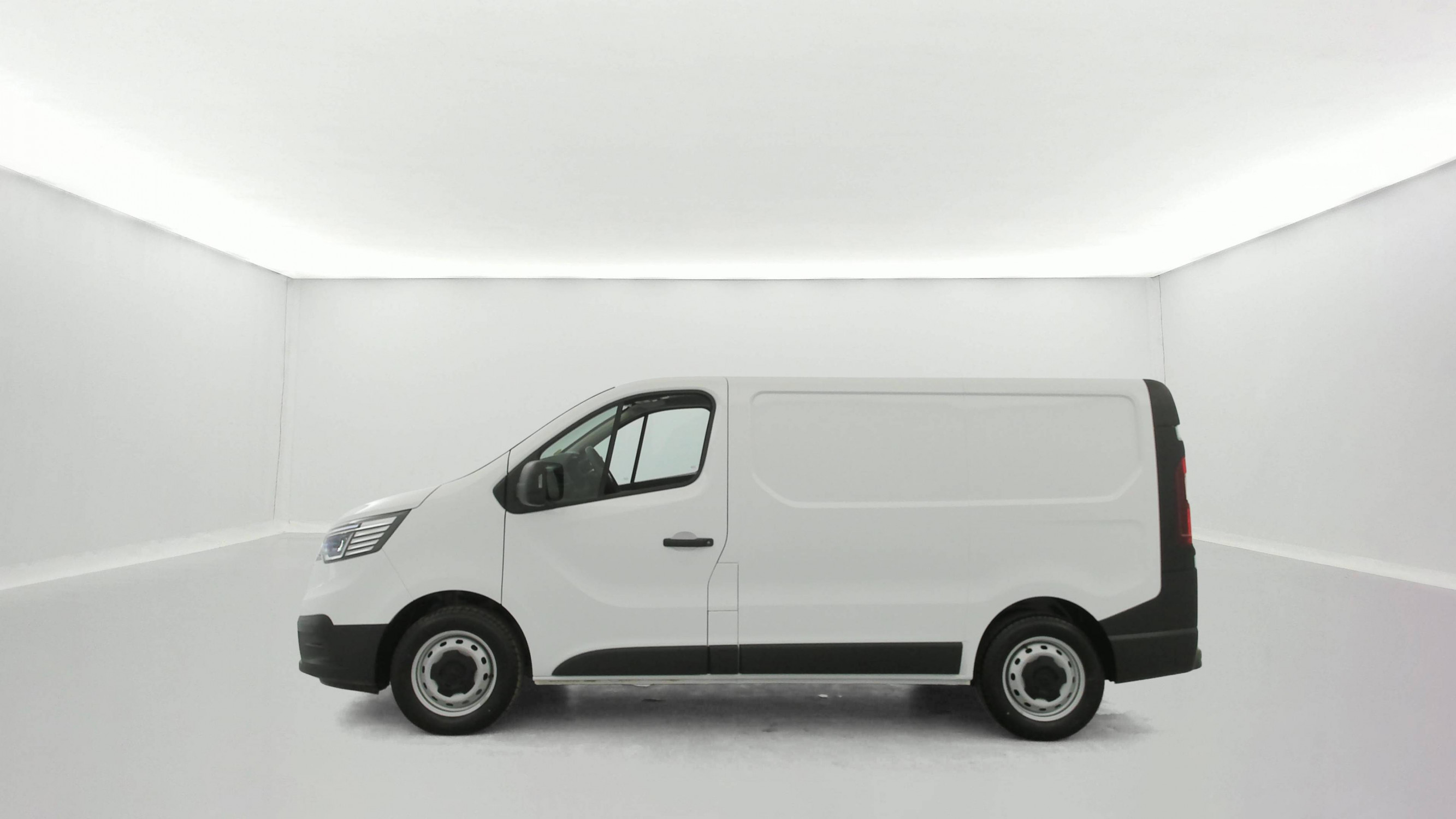 Vente en ligne Renault Trafic 3 Fourgon TRAFIC FGN L1H1 3T BLUE DCI 130 GSR2 au prix de 24 990 €