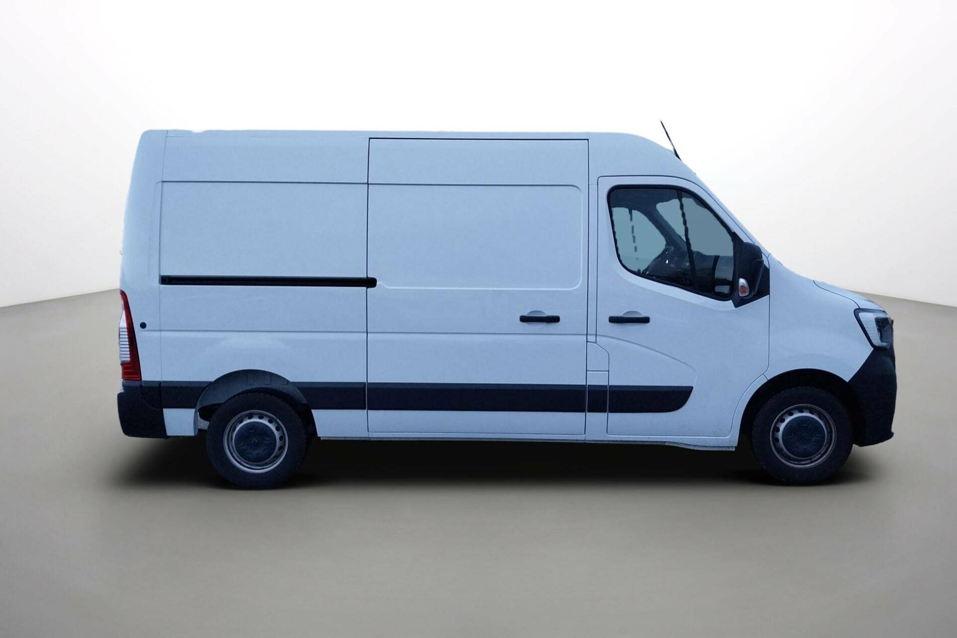 Vente en ligne Renault Master Fourgon MASTER FGN TRAC F3500 L2H2 BLUE DCI 135 au prix de 26 990 €