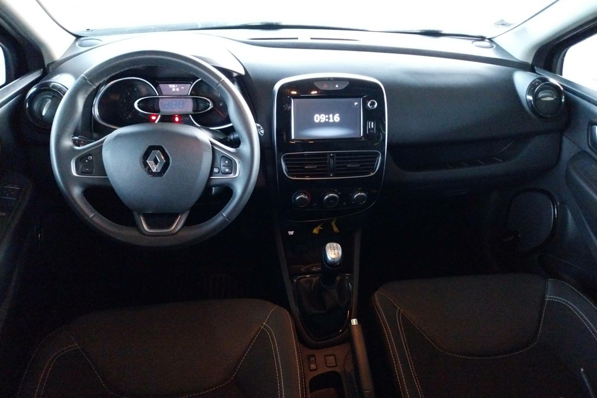 Vente en ligne Renault Clio 4 Clio dCi 90 E6C au prix de 11 990 €