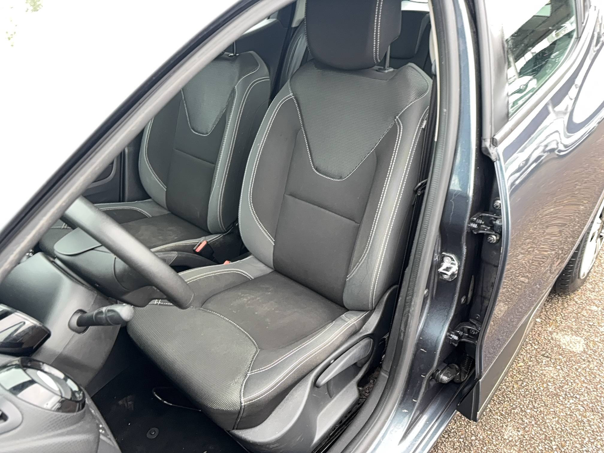 Vente en ligne Renault Clio 4 Clio TCe 90 E6C au prix de 9 490 €