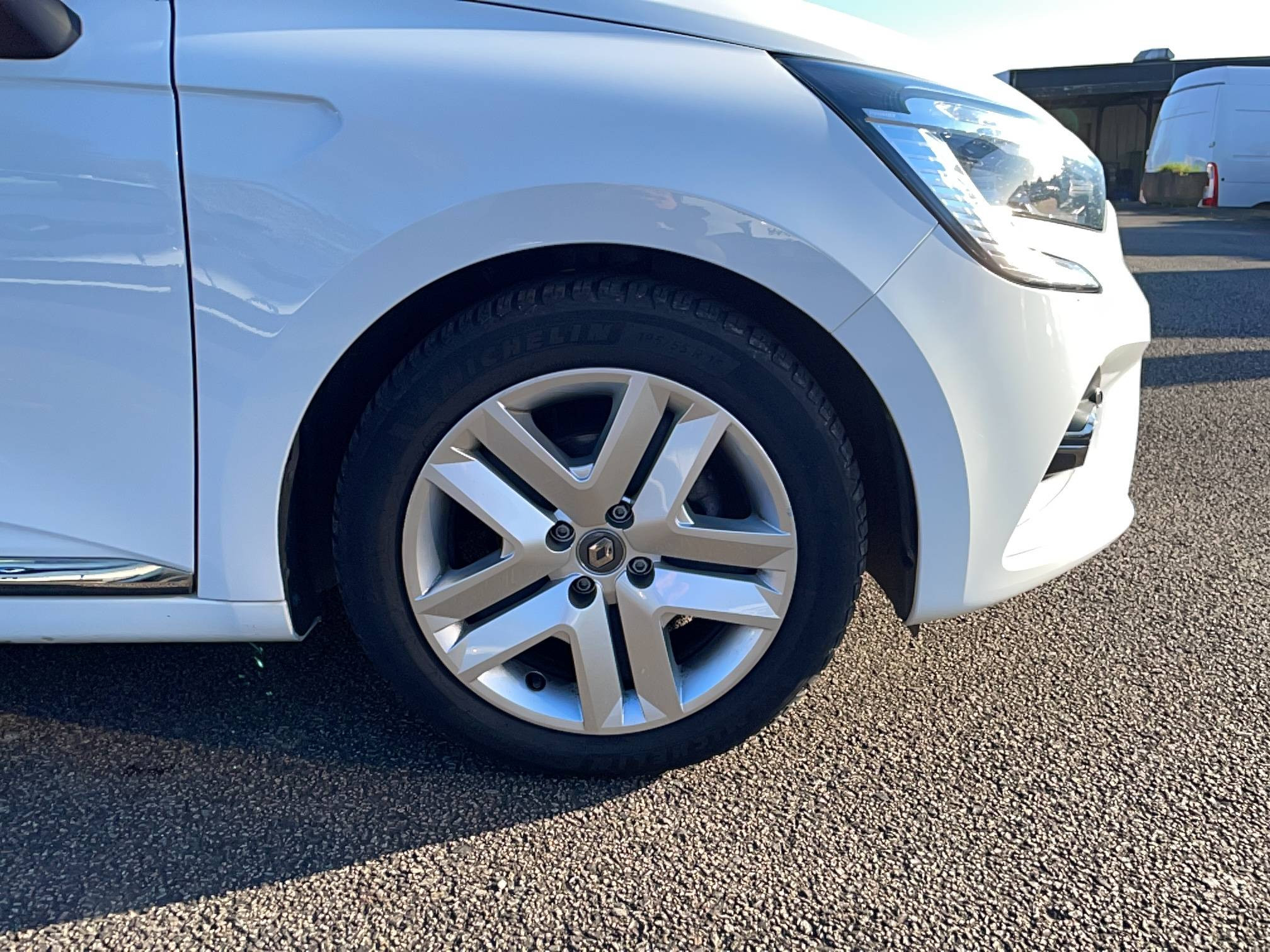 Vente en ligne Renault Clio 5 Clio TCe 90 - 21 au prix de 11 990 €