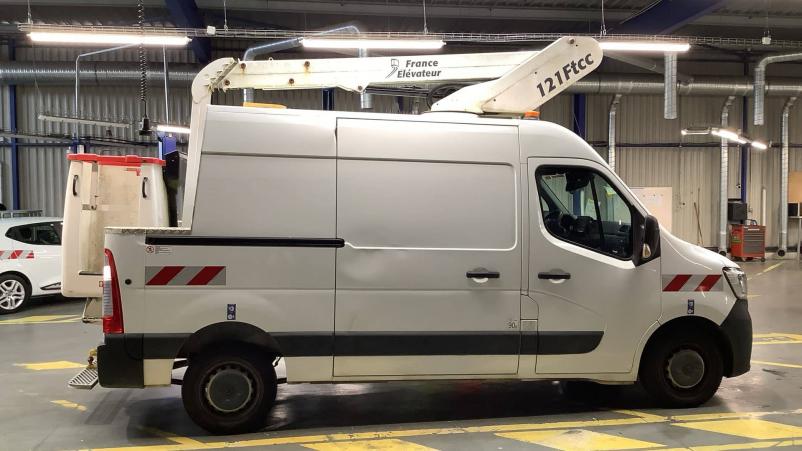 Vente en ligne Renault Master Fourgon MASTER FGN TRAC 3 PLACES F3500 L2H2 ENERGY DCI 145 NACELLE  au prix de 25 900 €