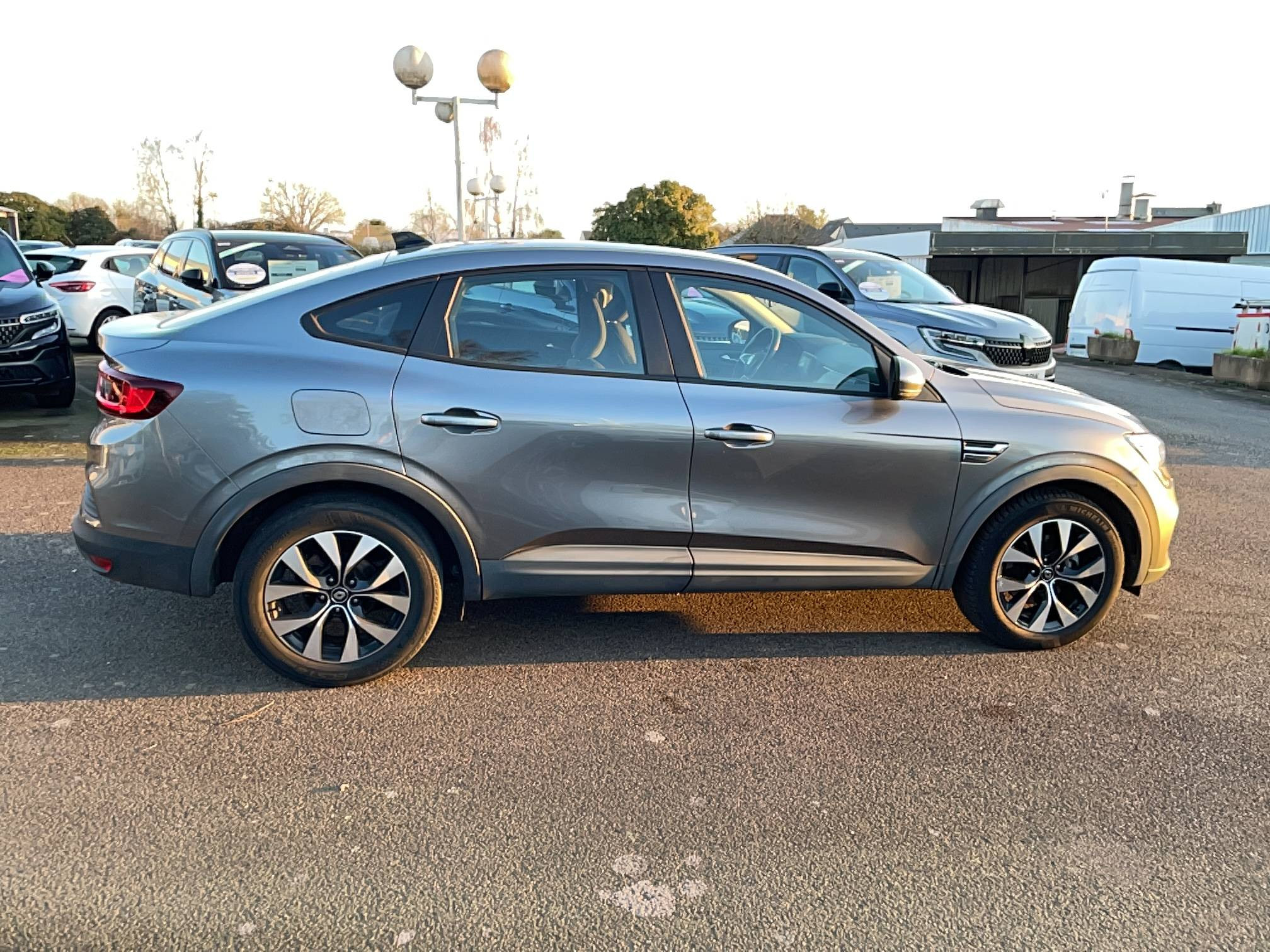 Vente en ligne Renault Arkana  E-Tech 145 au prix de 17 990 €