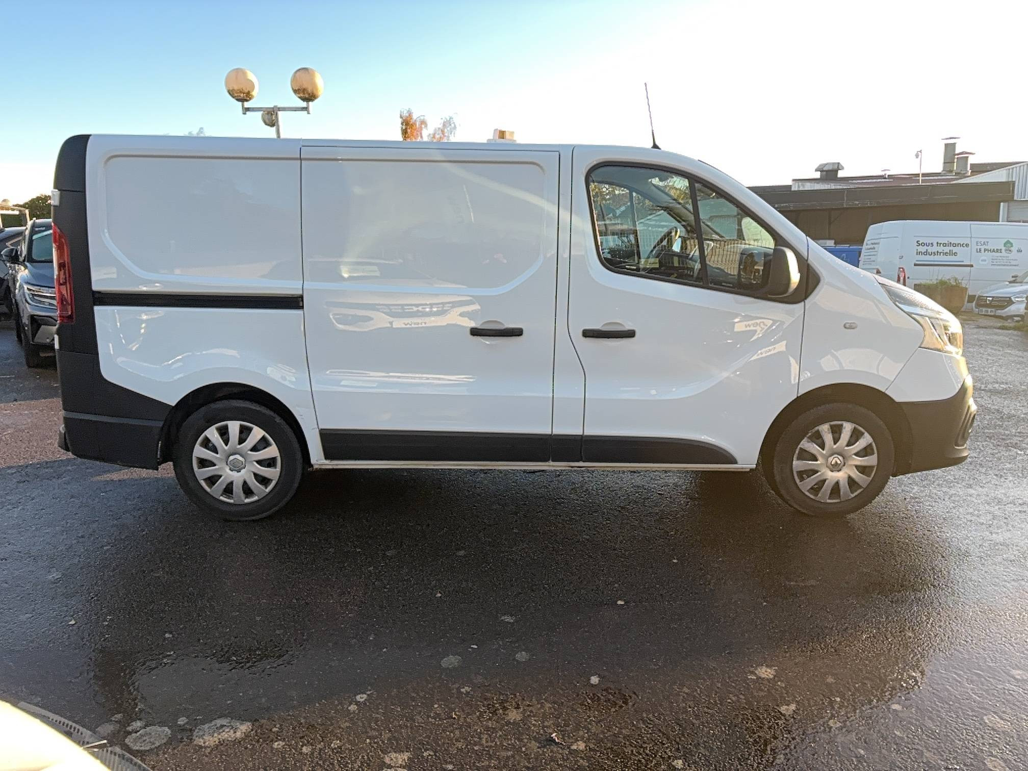 Vente en ligne Renault Trafic 3 Fourgon TRAFIC FGN L1H1 1000 KG DCI 120 au prix de 19 490 €