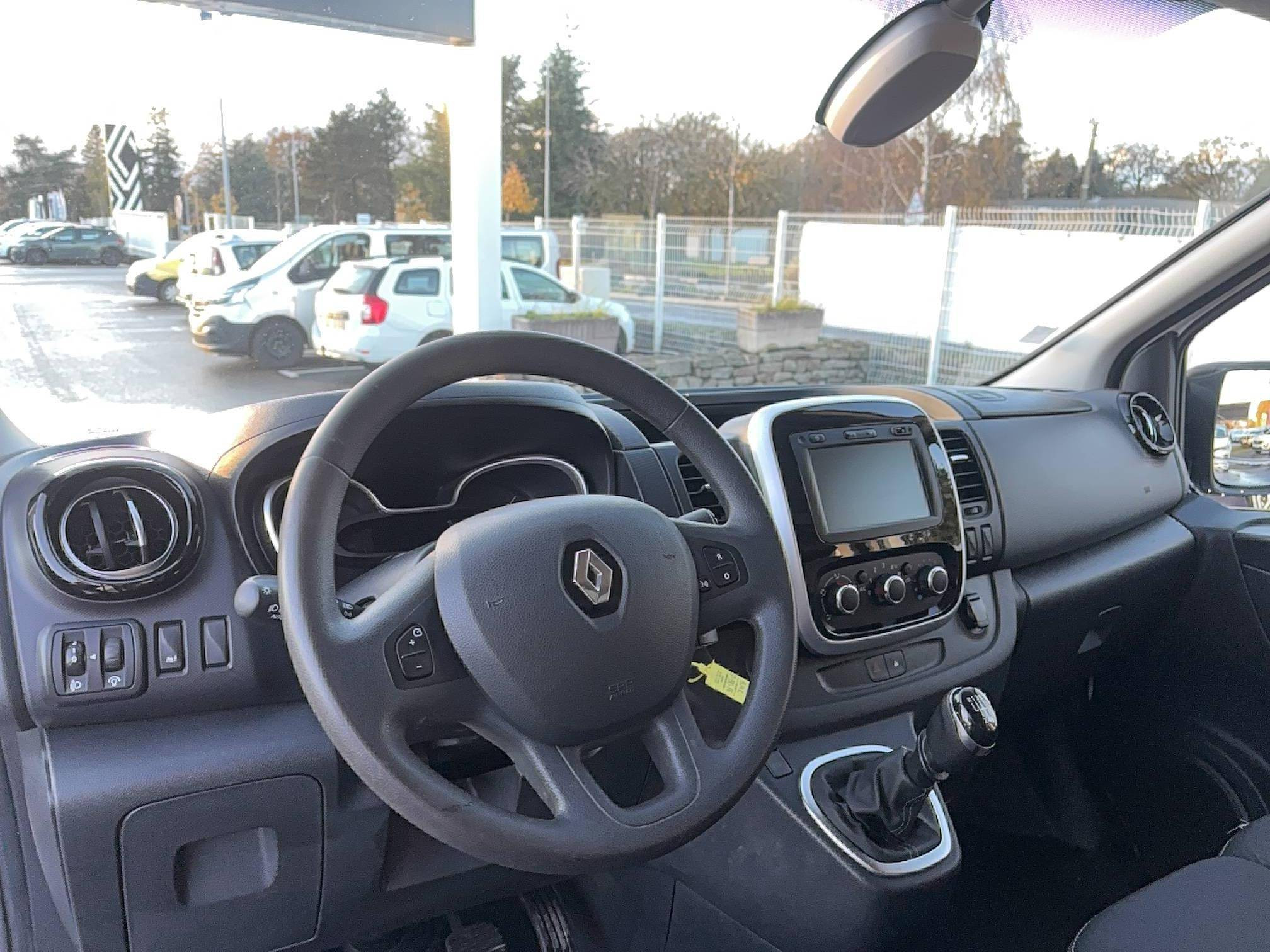 Vente en ligne Renault Trafic 3 Fourgon TRAFIC FGN L1H1 1000 KG DCI 120 au prix de 19 490 €