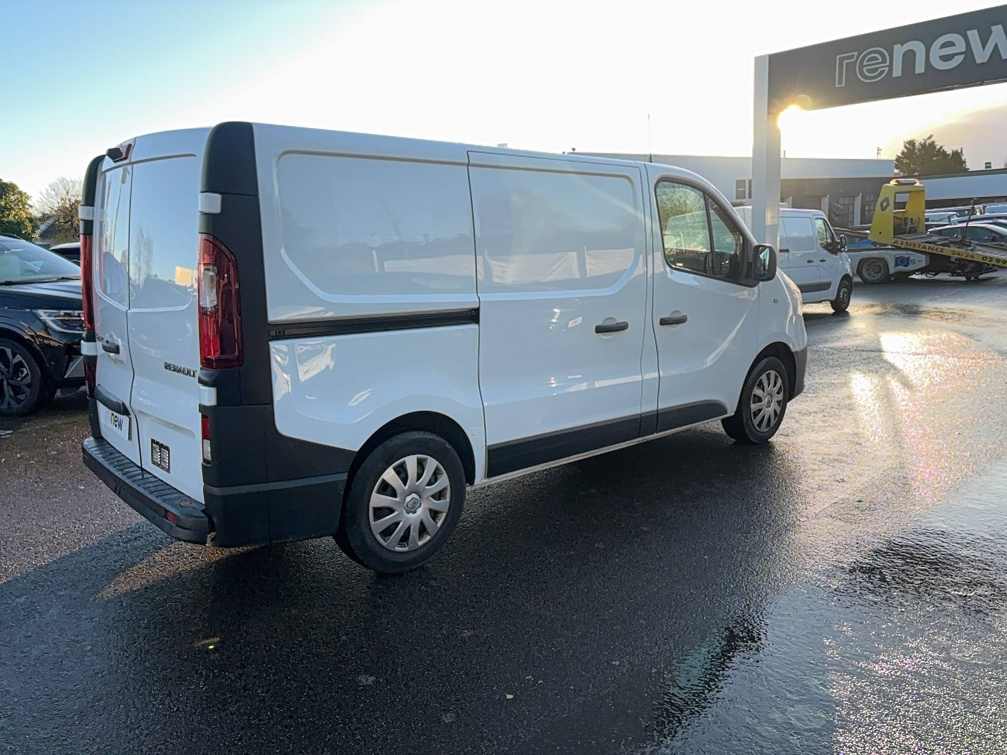 Vente en ligne Renault Trafic 3 Fourgon TRAFIC FGN L1H1 1000 KG DCI 120 au prix de 19 490 €