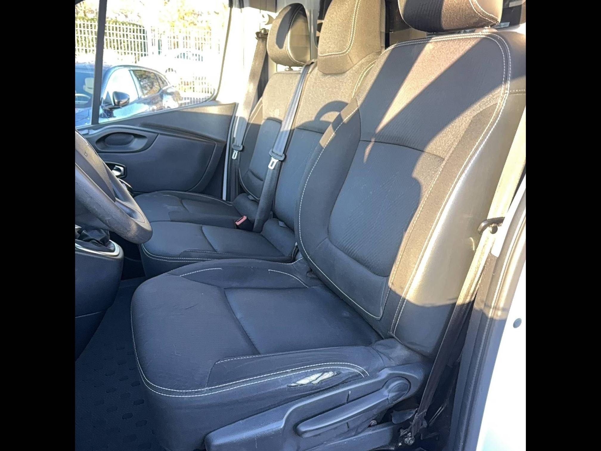 Vente en ligne Renault Trafic 3 Fourgon TRAFIC FGN L1H1 1000 KG DCI 120 au prix de 19 490 €