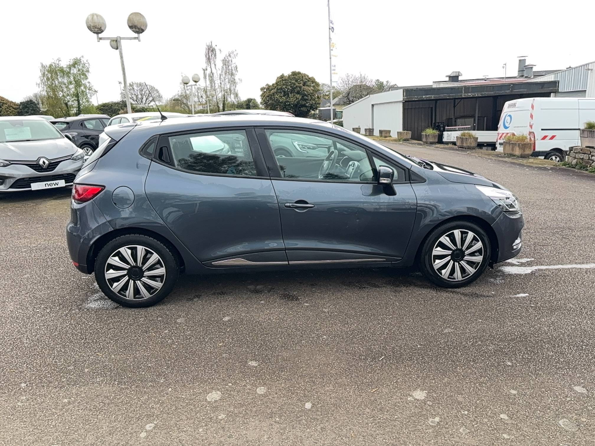 Vente en ligne Renault Clio 4 Clio TCe 90 E6C au prix de 9 490 €
