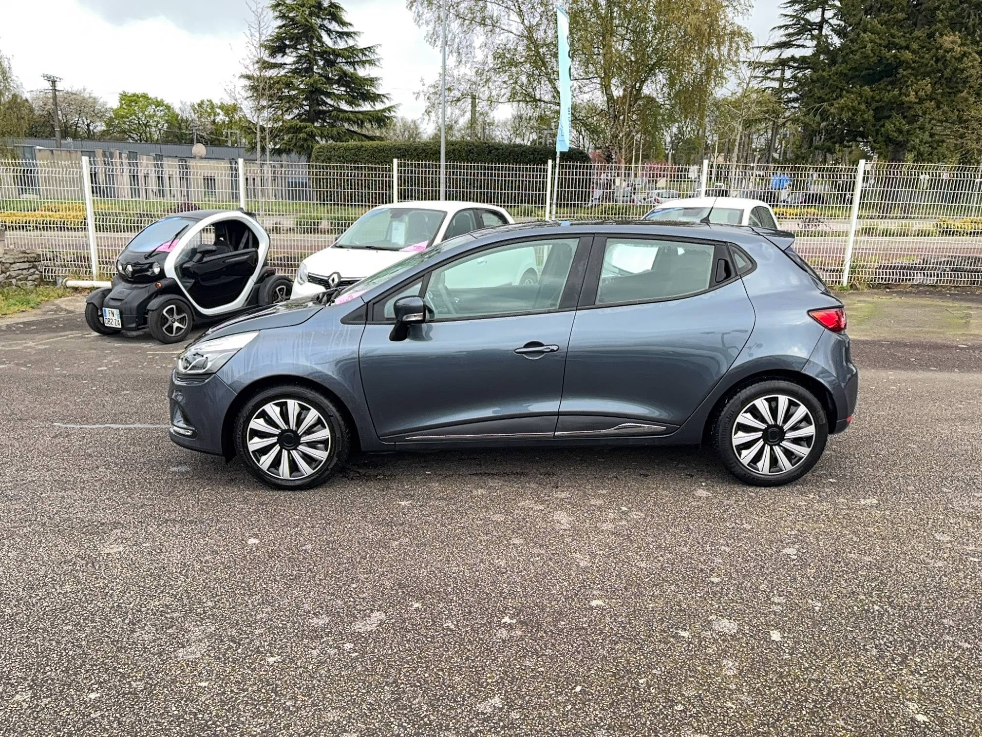 Vente en ligne Renault Clio 4 Clio TCe 90 E6C au prix de 9 490 €