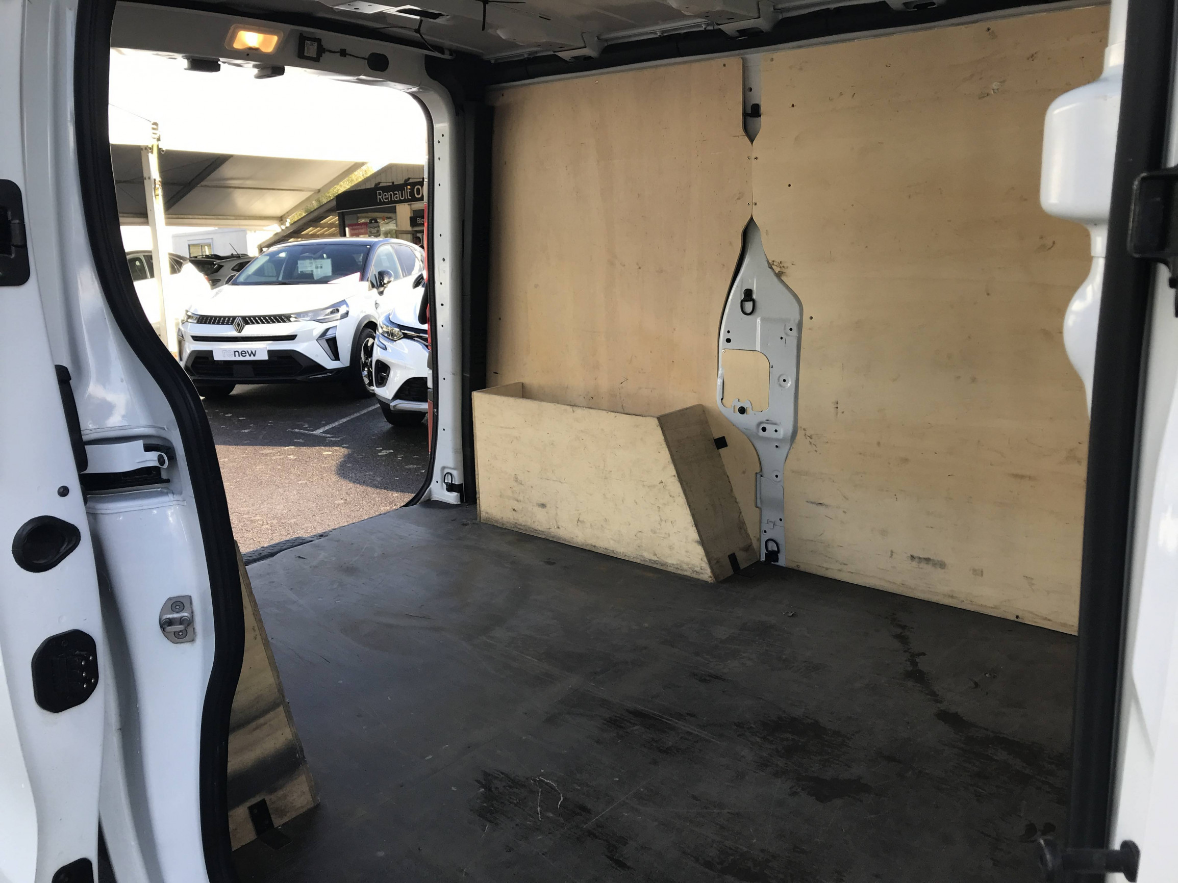 Vente en ligne Renault Trafic 3 Fourgon TRAFIC FGN L1H1 3000 KG BLUE DCI 130 au prix de 22 490 €