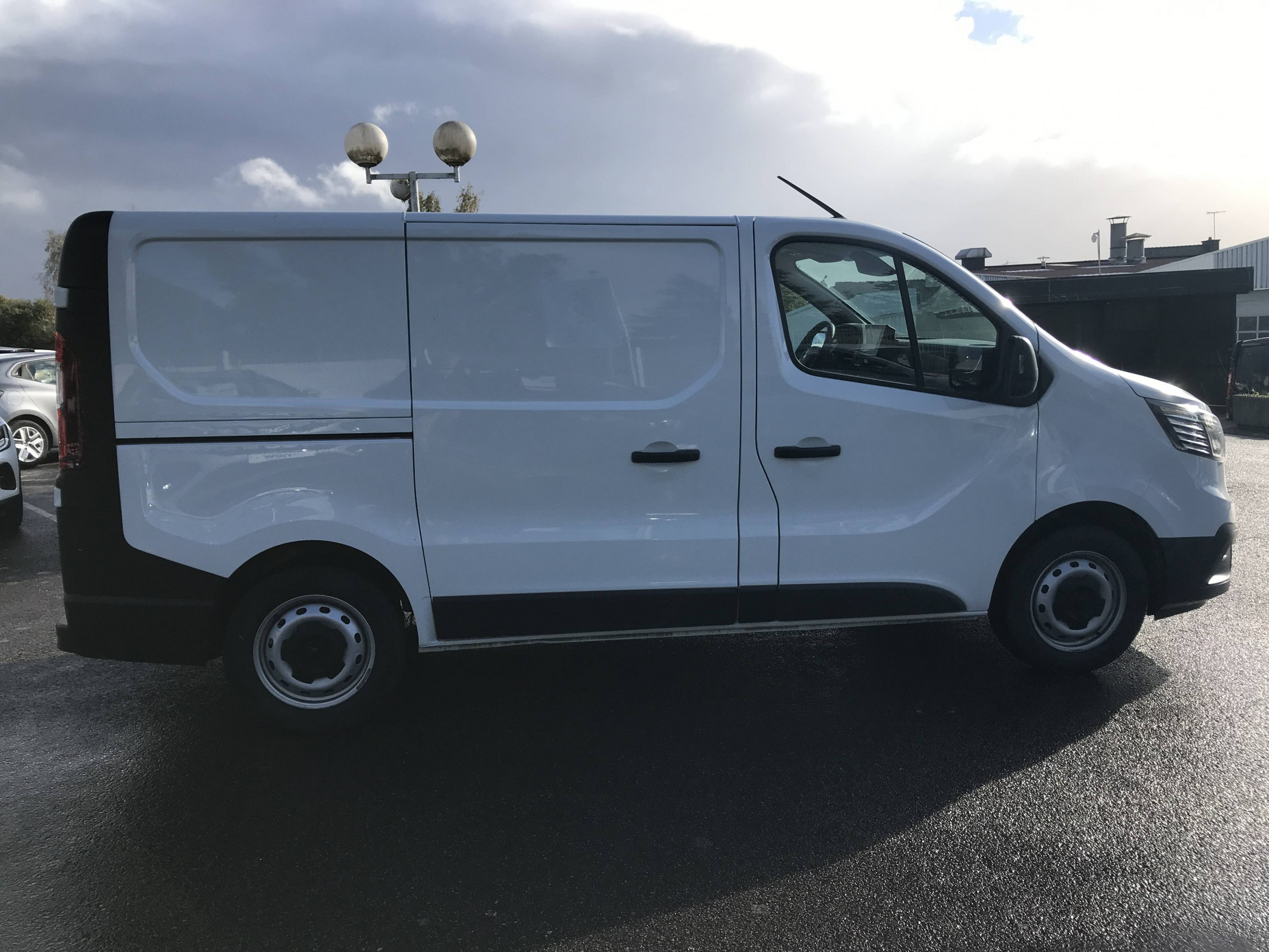 Vente en ligne Renault Trafic 3 Fourgon TRAFIC FGN L1H1 3000 KG BLUE DCI 130 au prix de 22 490 €