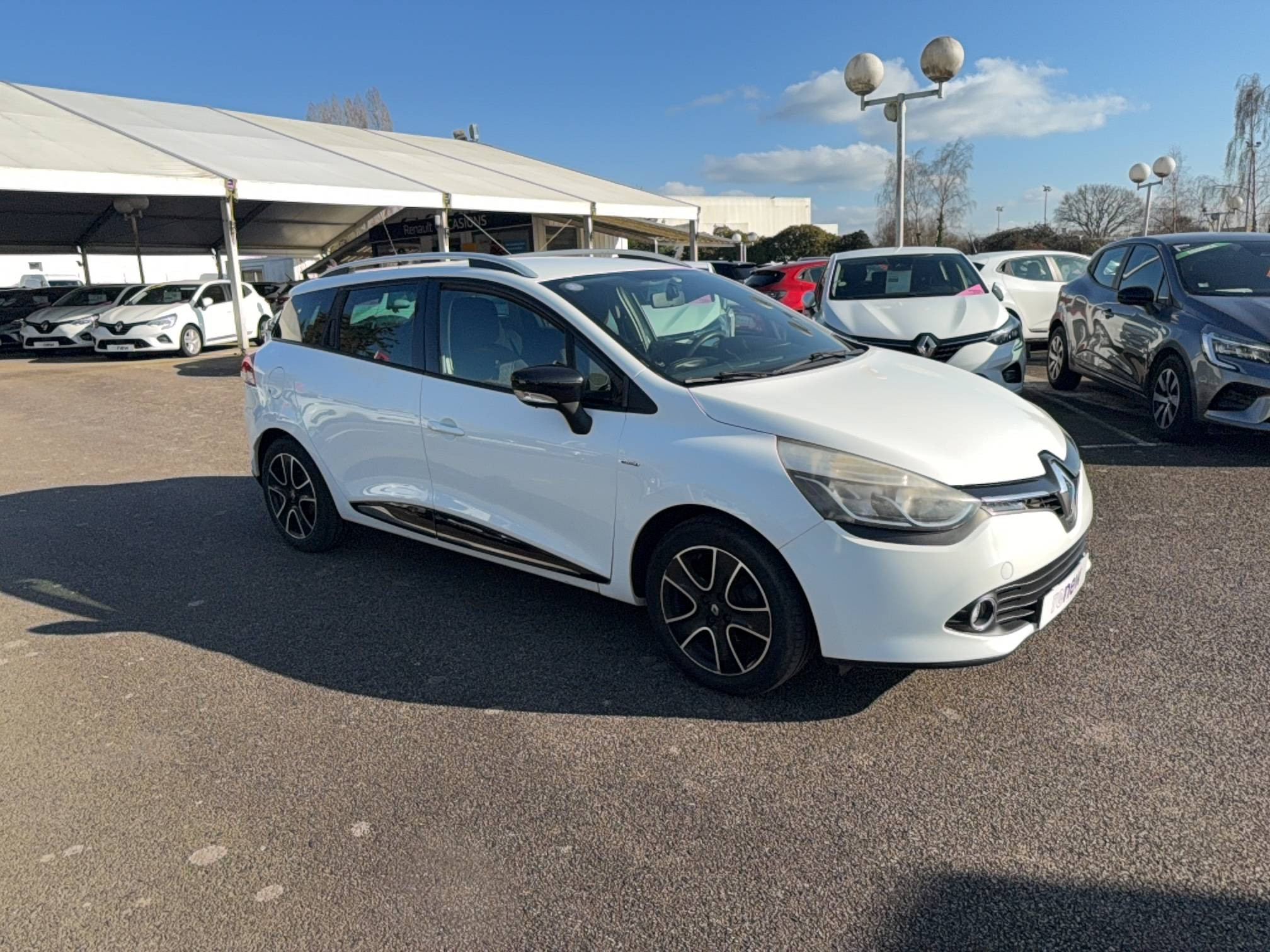 Vente en ligne Renault Clio 4 Estate Clio Estate IV TCe 90 au prix de 9 790 €