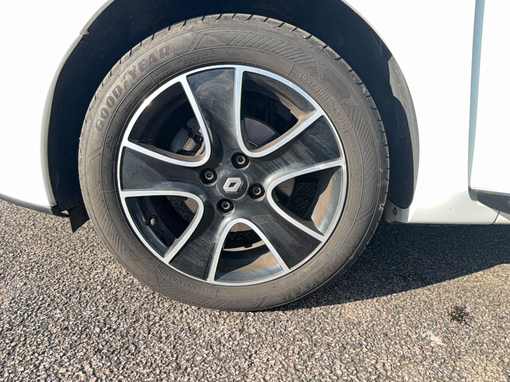 Vente en ligne Renault Clio 4 Estate Clio Estate IV TCe 90 au prix de 9 790 €