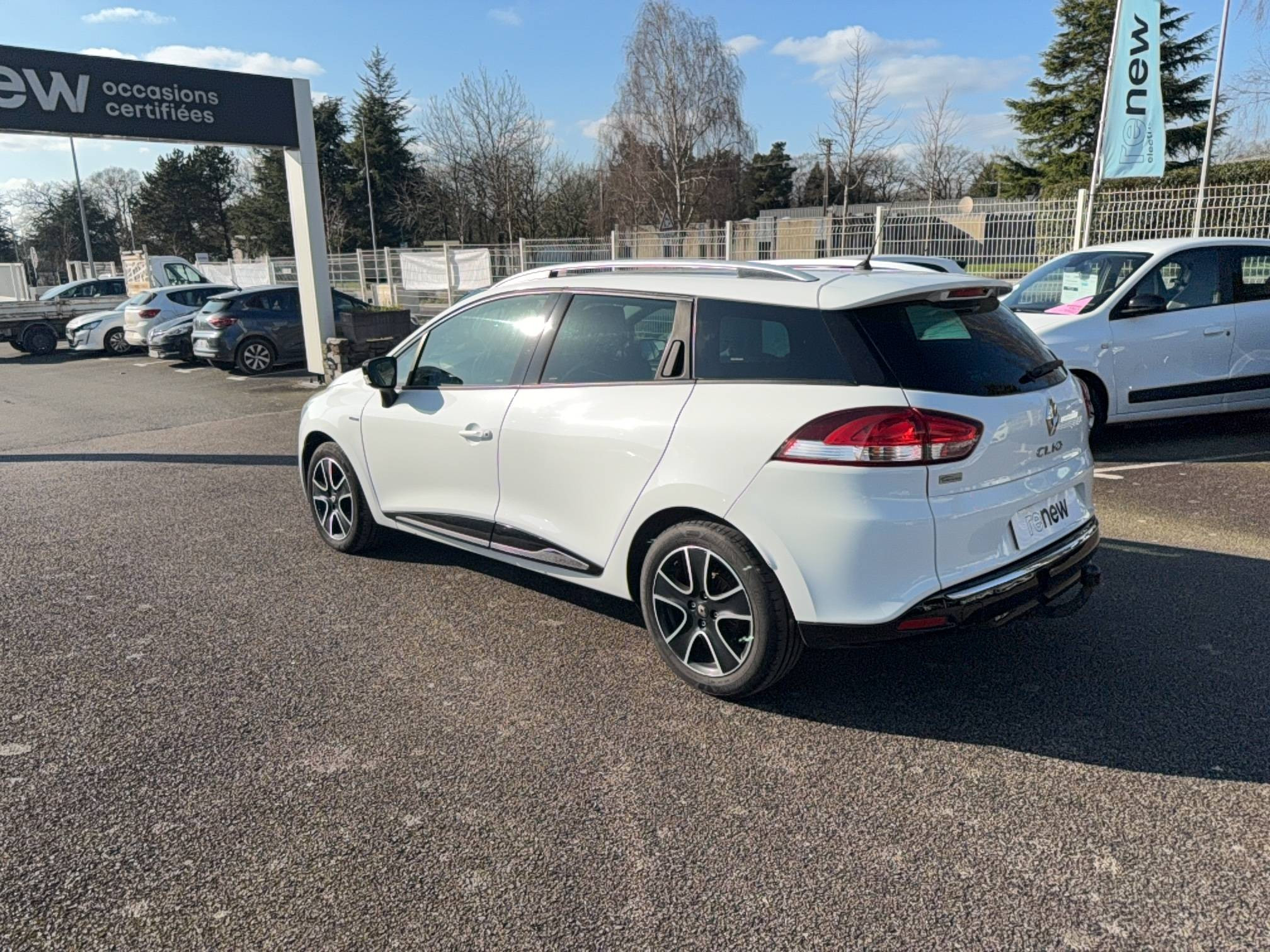 Vente en ligne Renault Clio 4 Estate Clio Estate IV TCe 90 au prix de 9 790 €