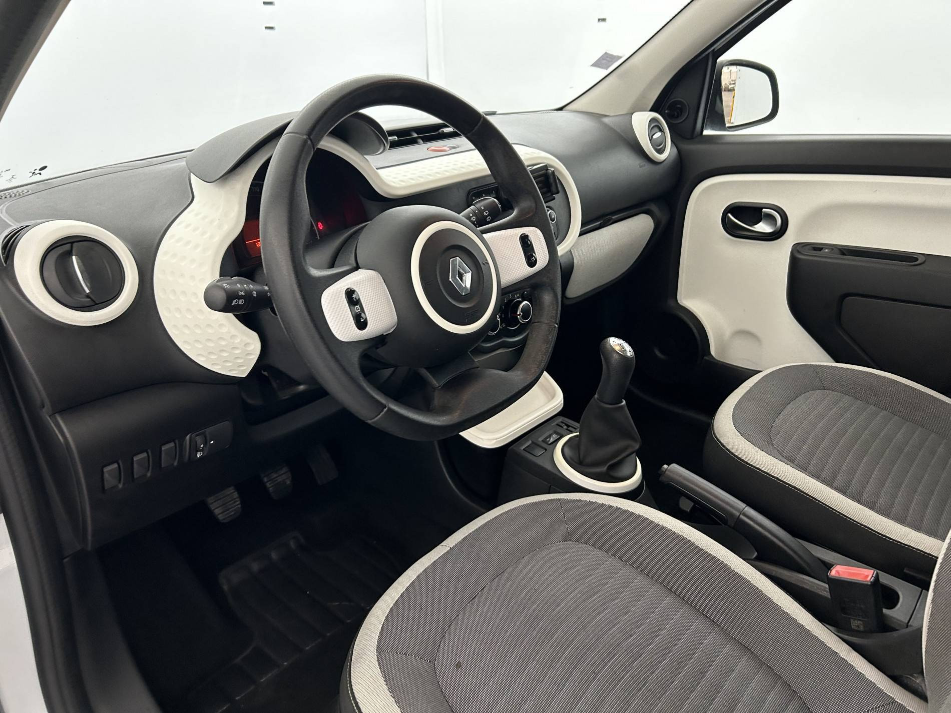 Vente en ligne Renault Twingo 3  1.0 SCe 70 E6C au prix de 9 490 €
