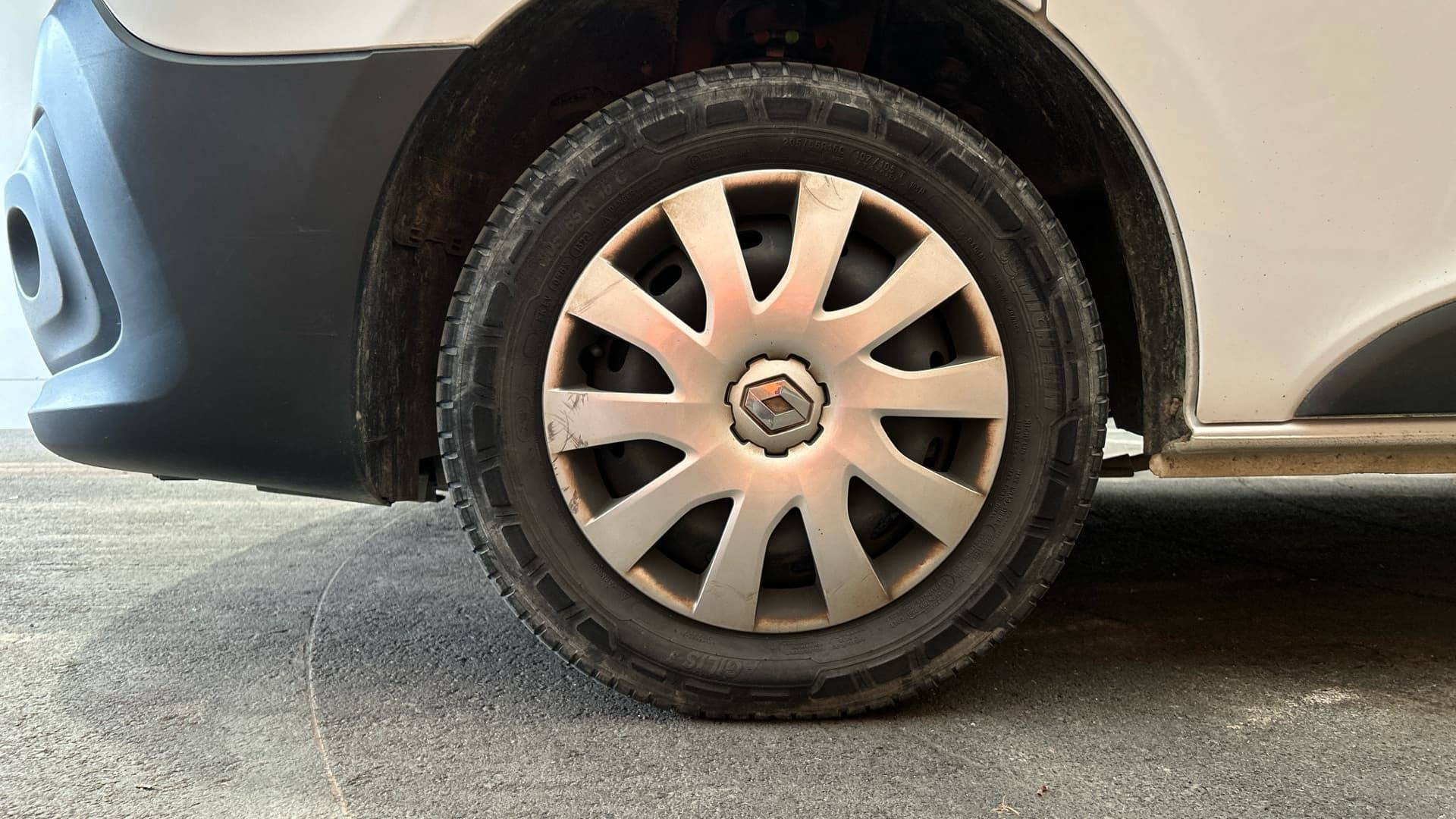 Vente en ligne Renault Trafic 3 Fourgon TRAFIC FGN L1H1 1000 KG DCI 120 au prix de 19 490 €