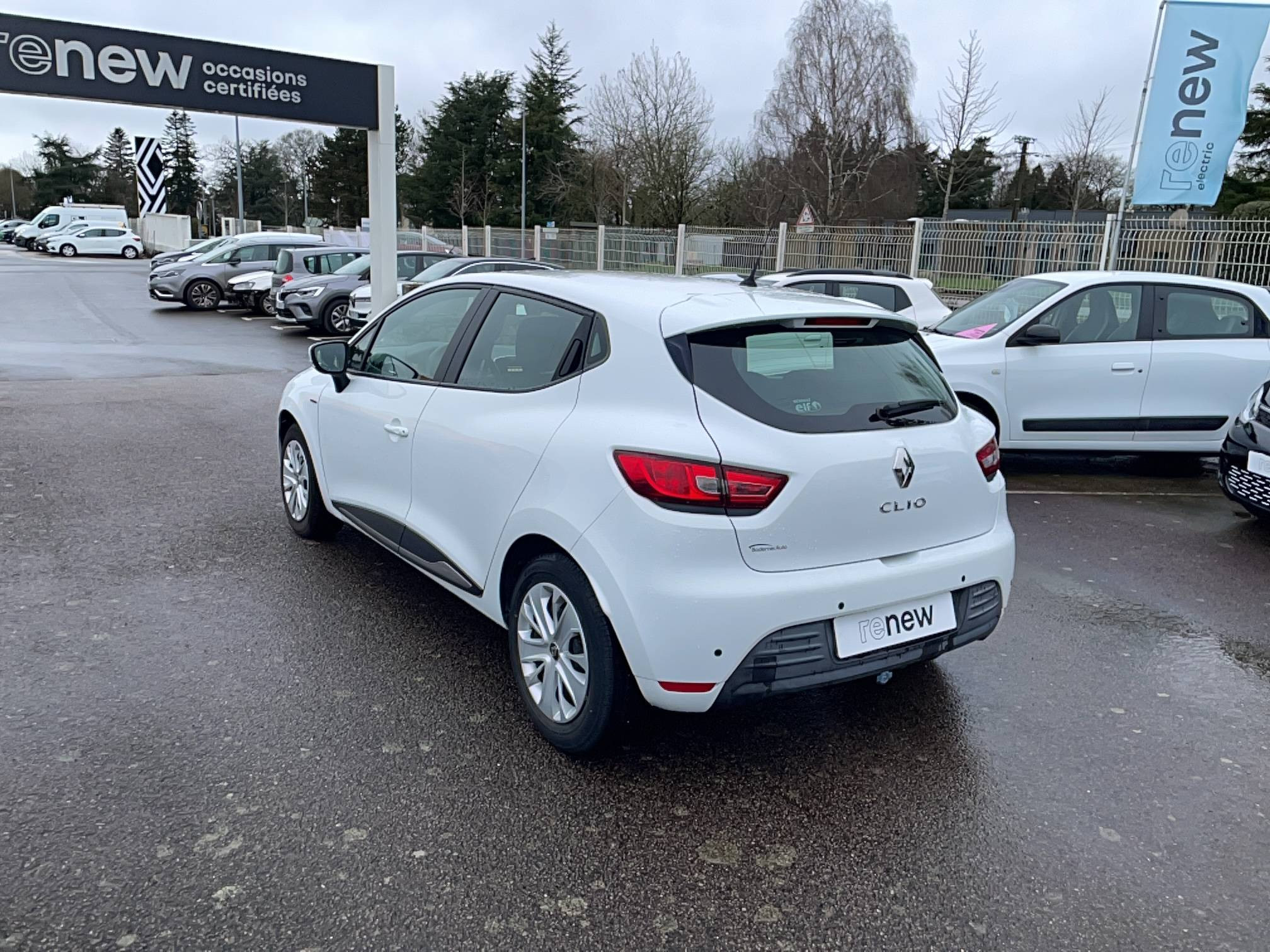 Vente en ligne Renault Clio 4 Clio TCe 75 E6C au prix de 10 990 €