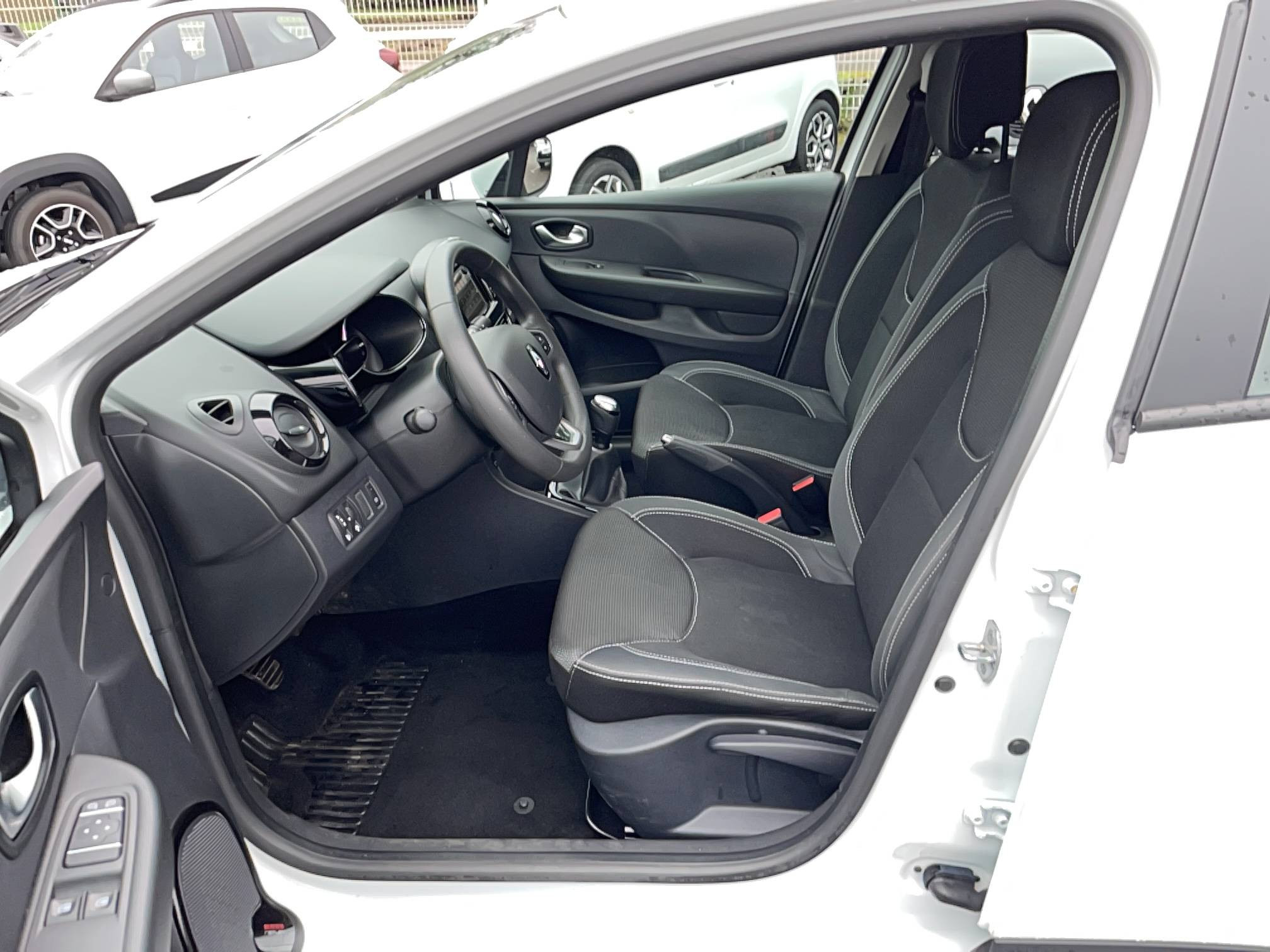 Vente en ligne Renault Clio 4 Clio TCe 75 E6C au prix de 10 990 €