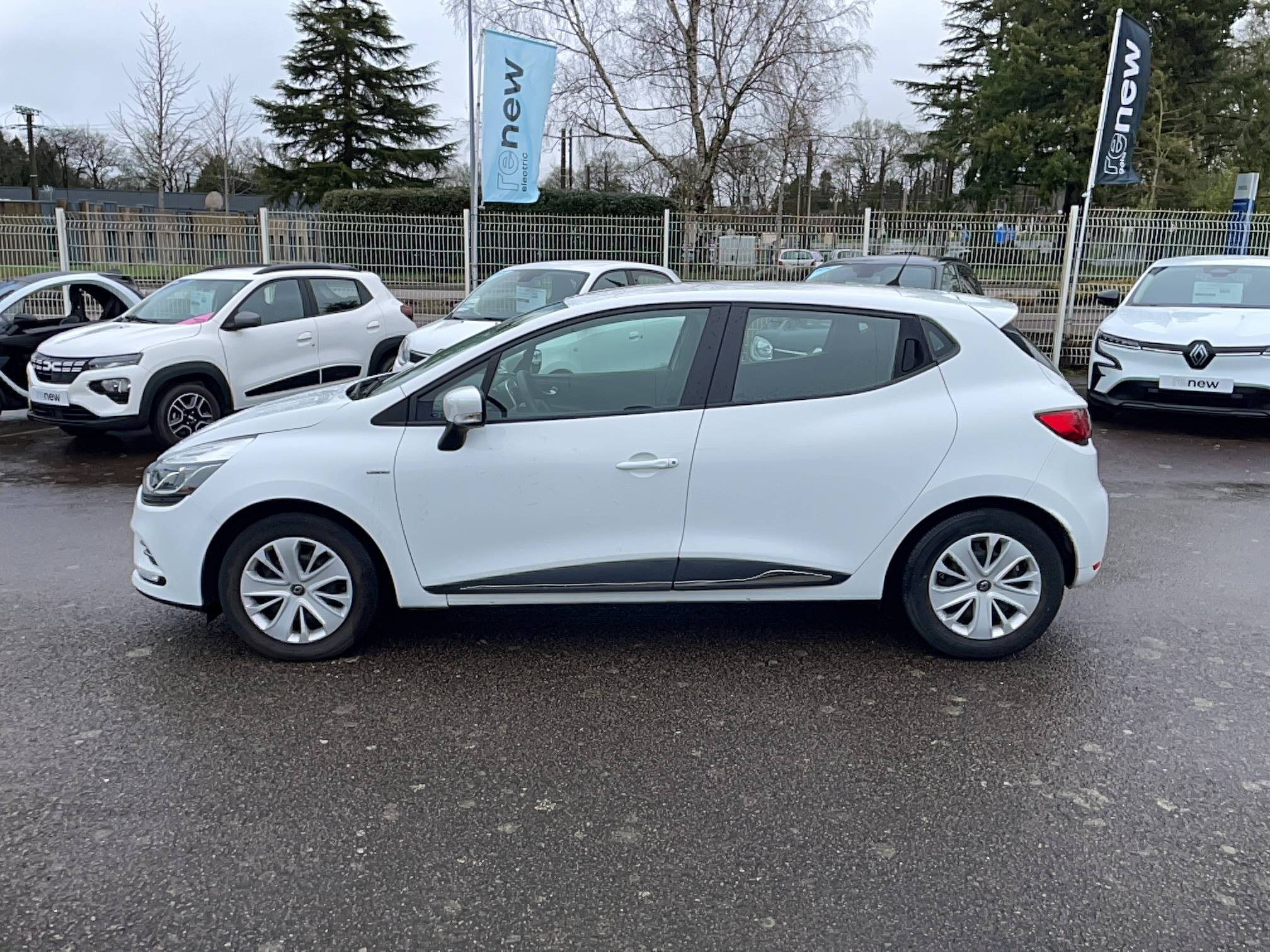 Vente en ligne Renault Clio 4 Clio TCe 75 E6C au prix de 10 990 €
