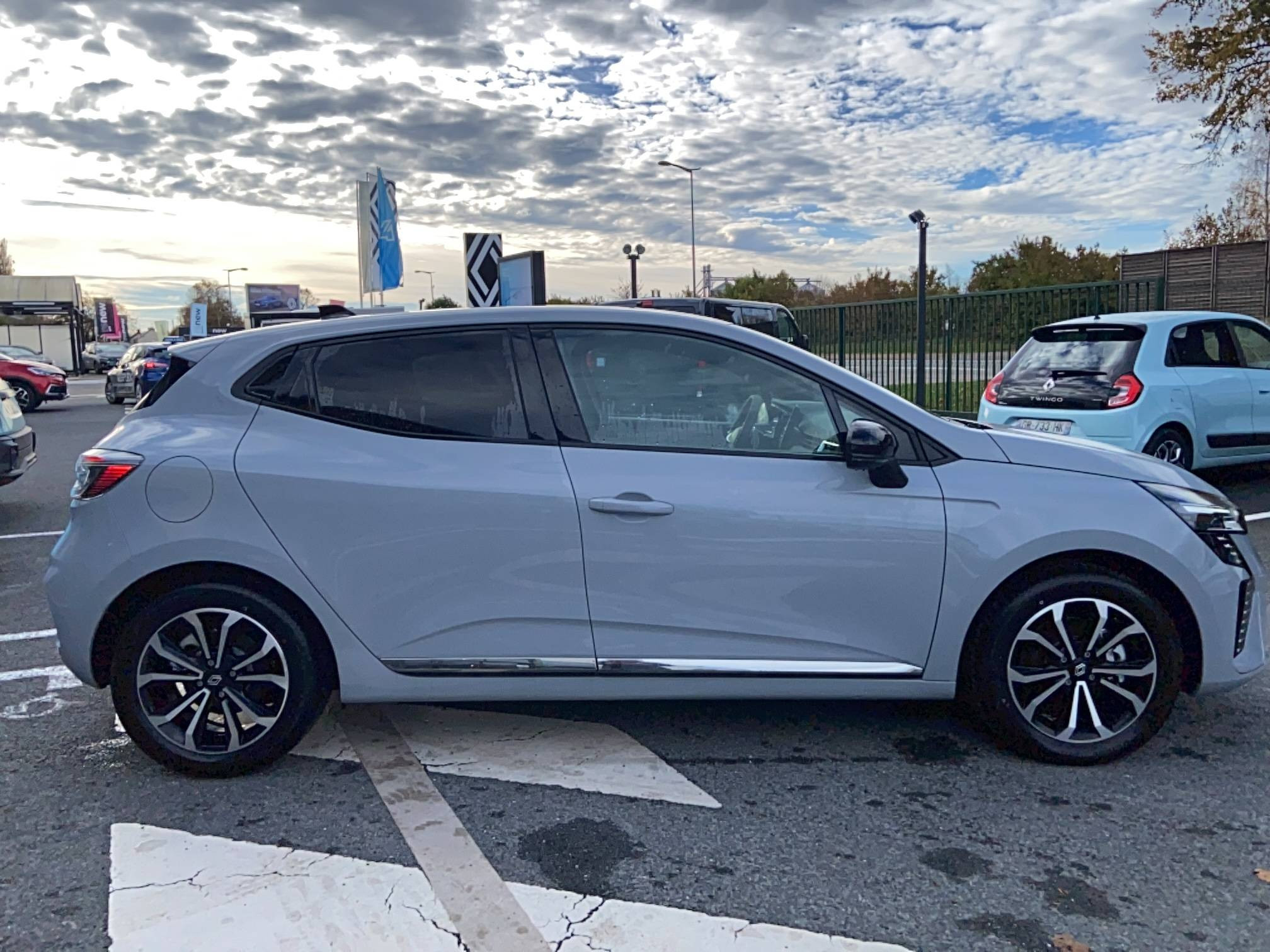 Vente en ligne Renault Clio 5 Clio E-Tech full hybrid 145 ch GSR2 au prix de 23 490 €