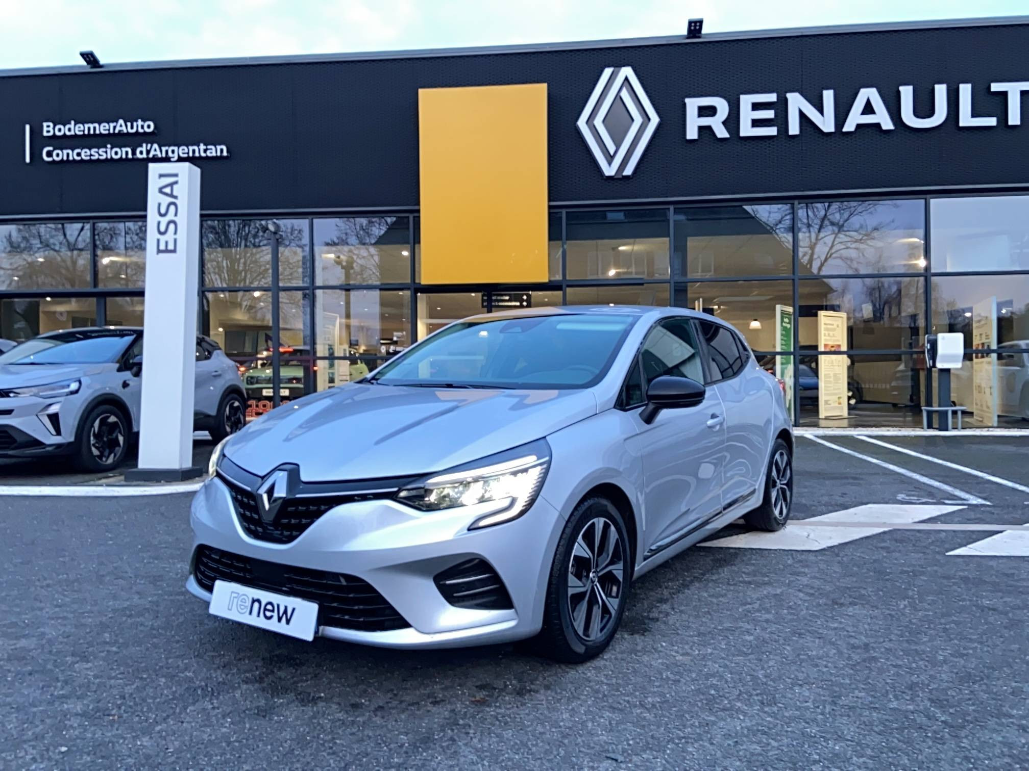 Renault Clio 5 Clio E-Tech full hybrid 145 occasion de 2023 en vente à Argentan