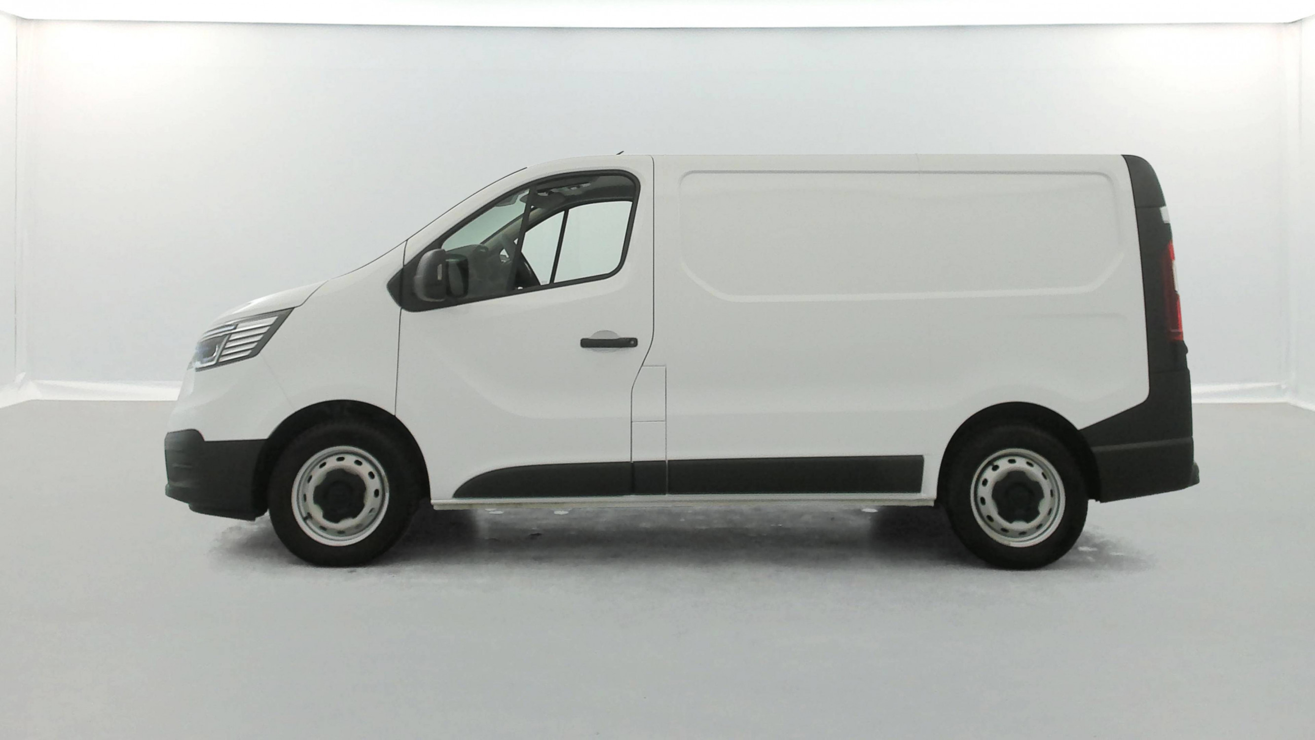 Vente en ligne Renault Trafic 3 Fourgon TRAFIC FGN L1H1 3000 KG BLUE DCI 130 au prix de 25 290 €