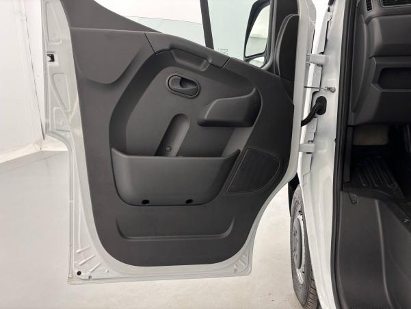 Vente en ligne Renault Master Fourgon MASTER FGN TRAC F3500 L2H2 BLUE DCI 135 au prix de 30 990 €