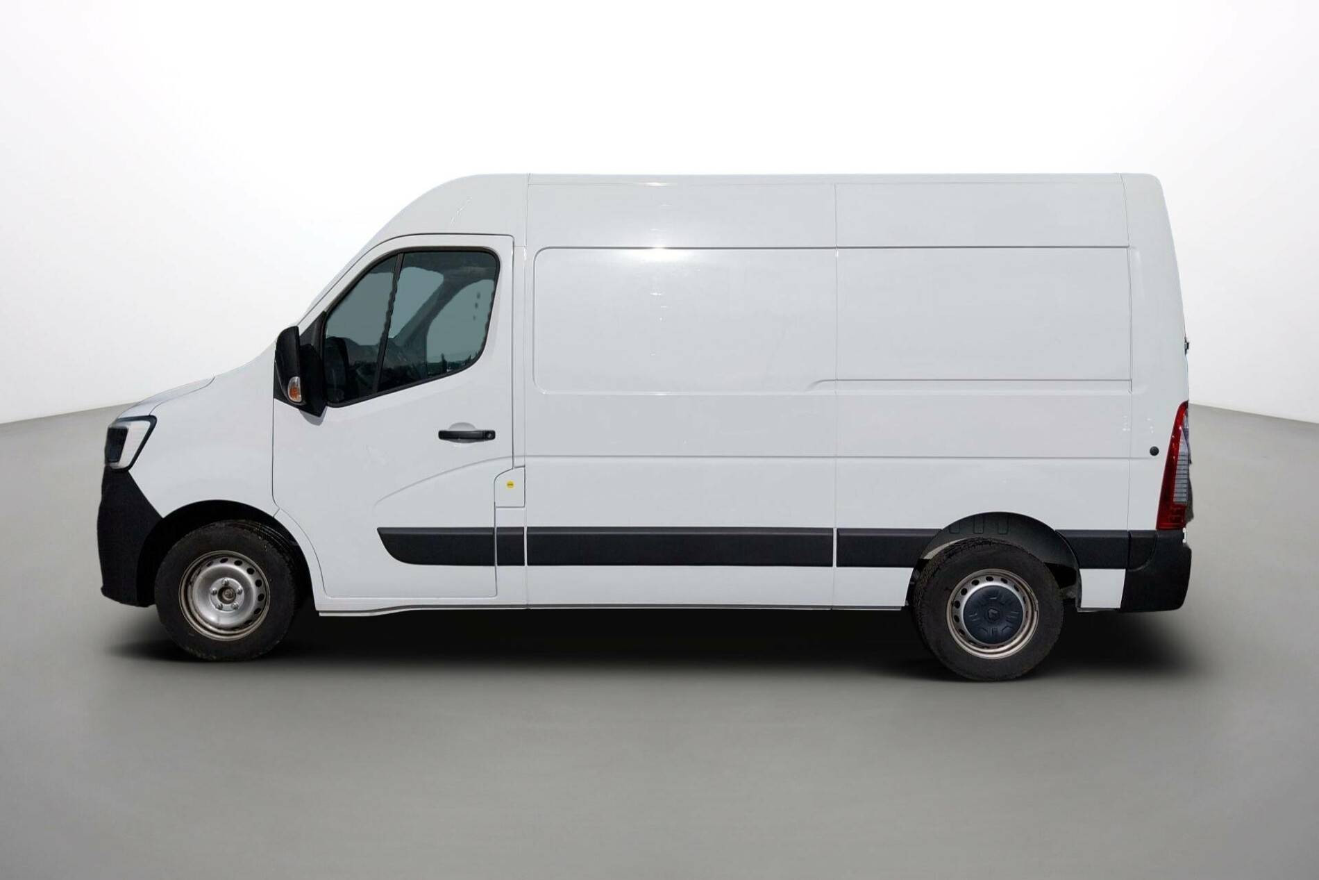 Vente en ligne Renault Master Fourgon MASTER FGN TRAC F3500 L2H2 BLUE DCI 135 au prix de 25 490 €