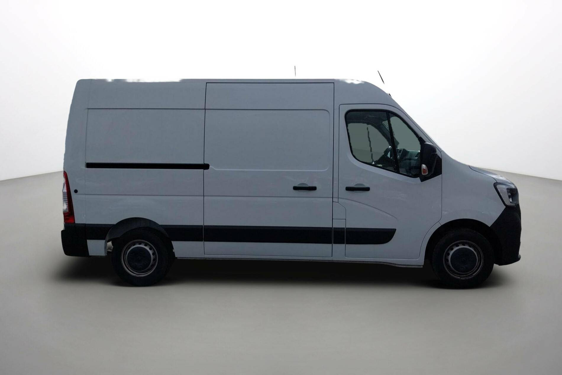 Vente en ligne Renault Master Fourgon MASTER FGN TRAC F3500 L2H2 BLUE DCI 135 au prix de 25 490 €